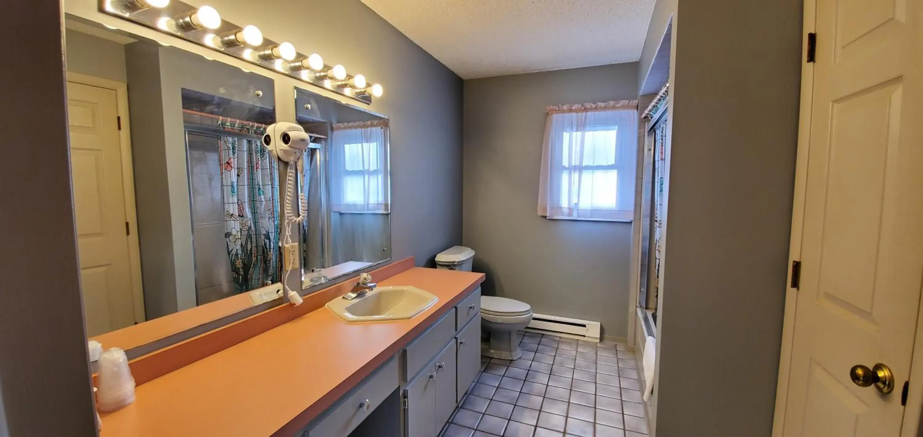 Bathroom in Pinebrook Motel
