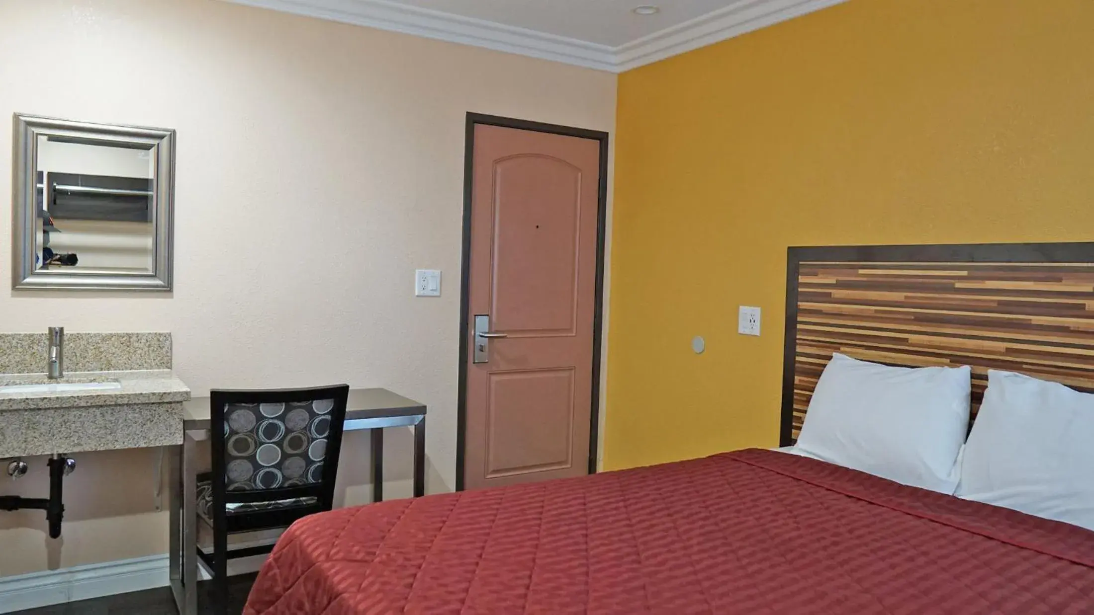 Bed in Holly Crest Hotel - Los Angeles, LAX Airport Bed in Holly Crest Hotel - Los Angeles, LAX Airport