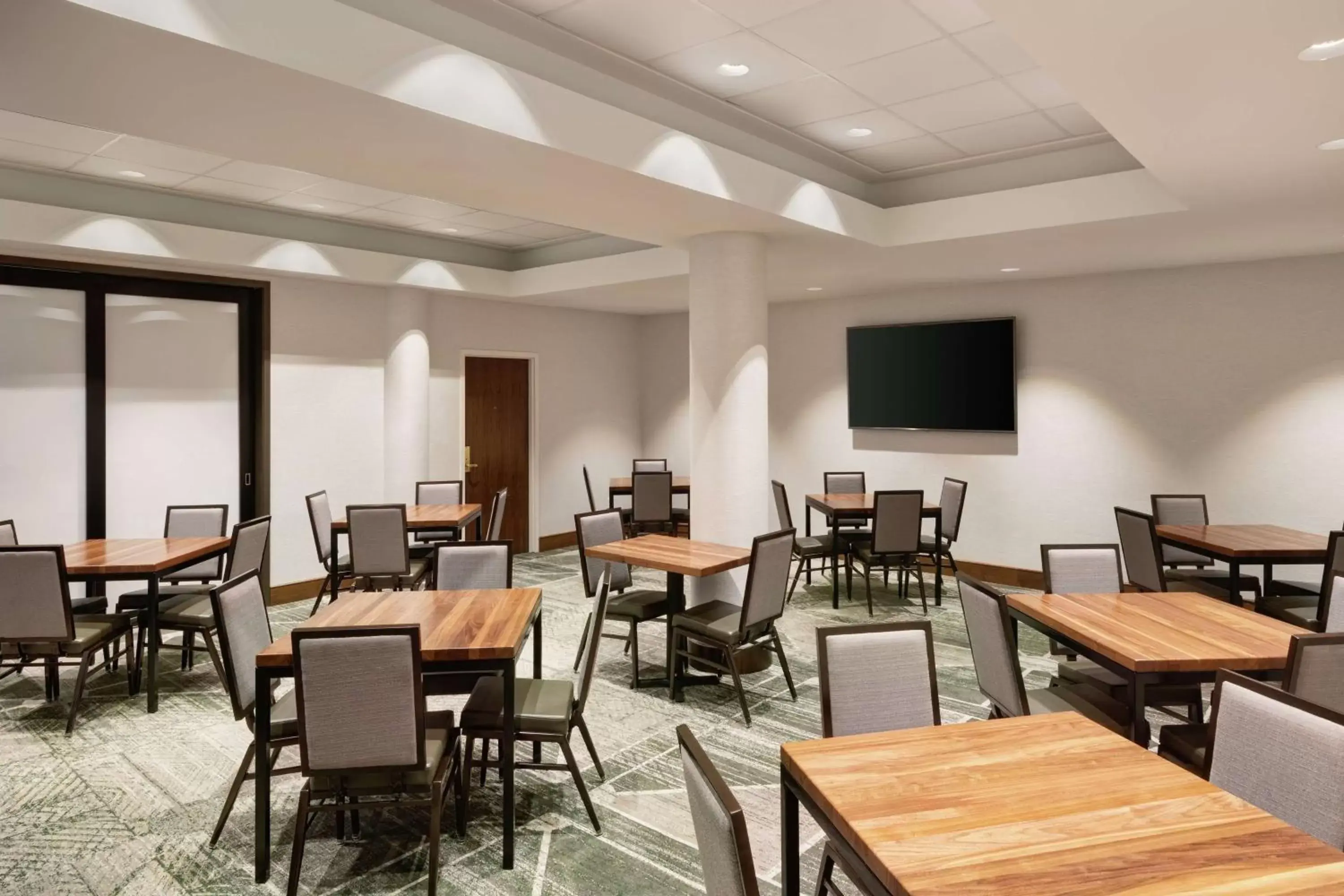 Meeting/conference room, Restaurant/Places to Eat in Embassy Suites Tysons Corner