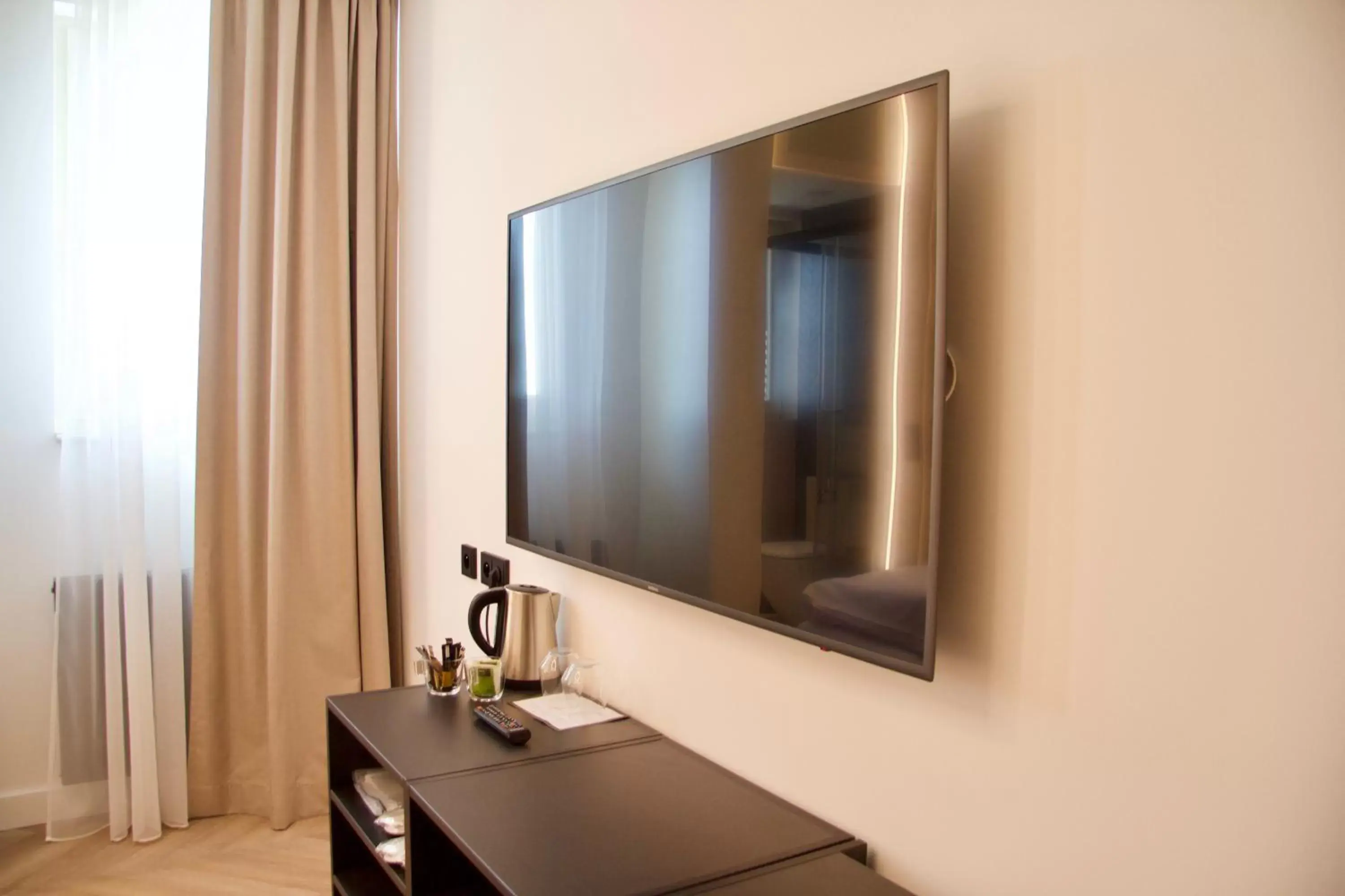 TV and multimedia, TV/Entertainment Center in Chevron Hotel