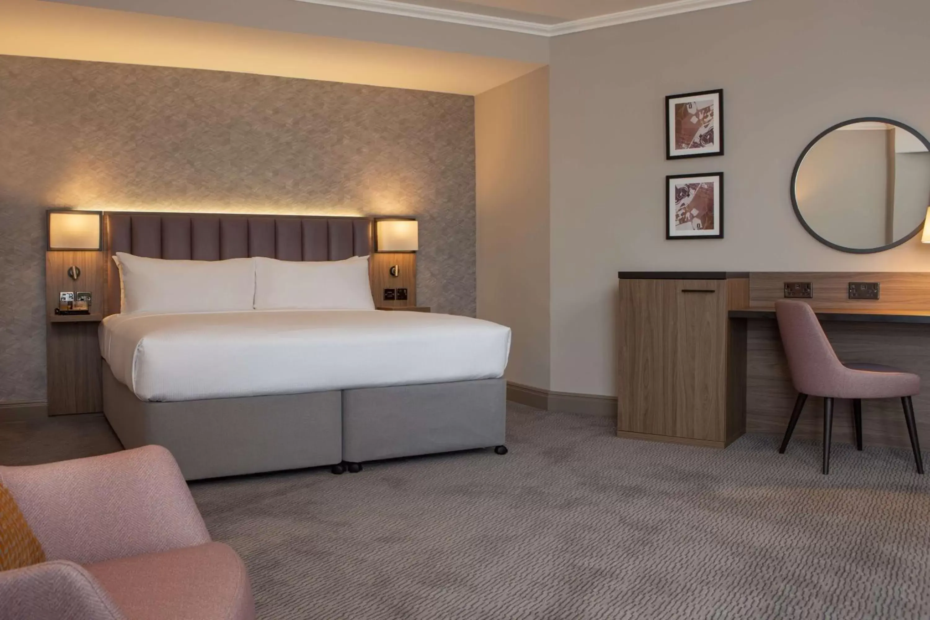 Bedroom, Bed in DoubleTree by Hilton Dartford Bridge