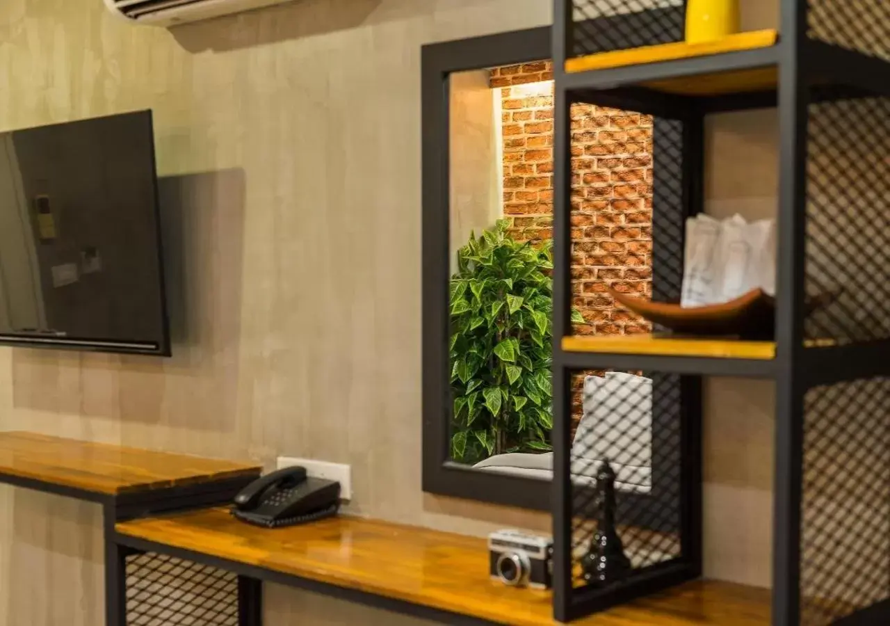 TV and multimedia, TV/Entertainment Center in Ton Aor Place Hotel