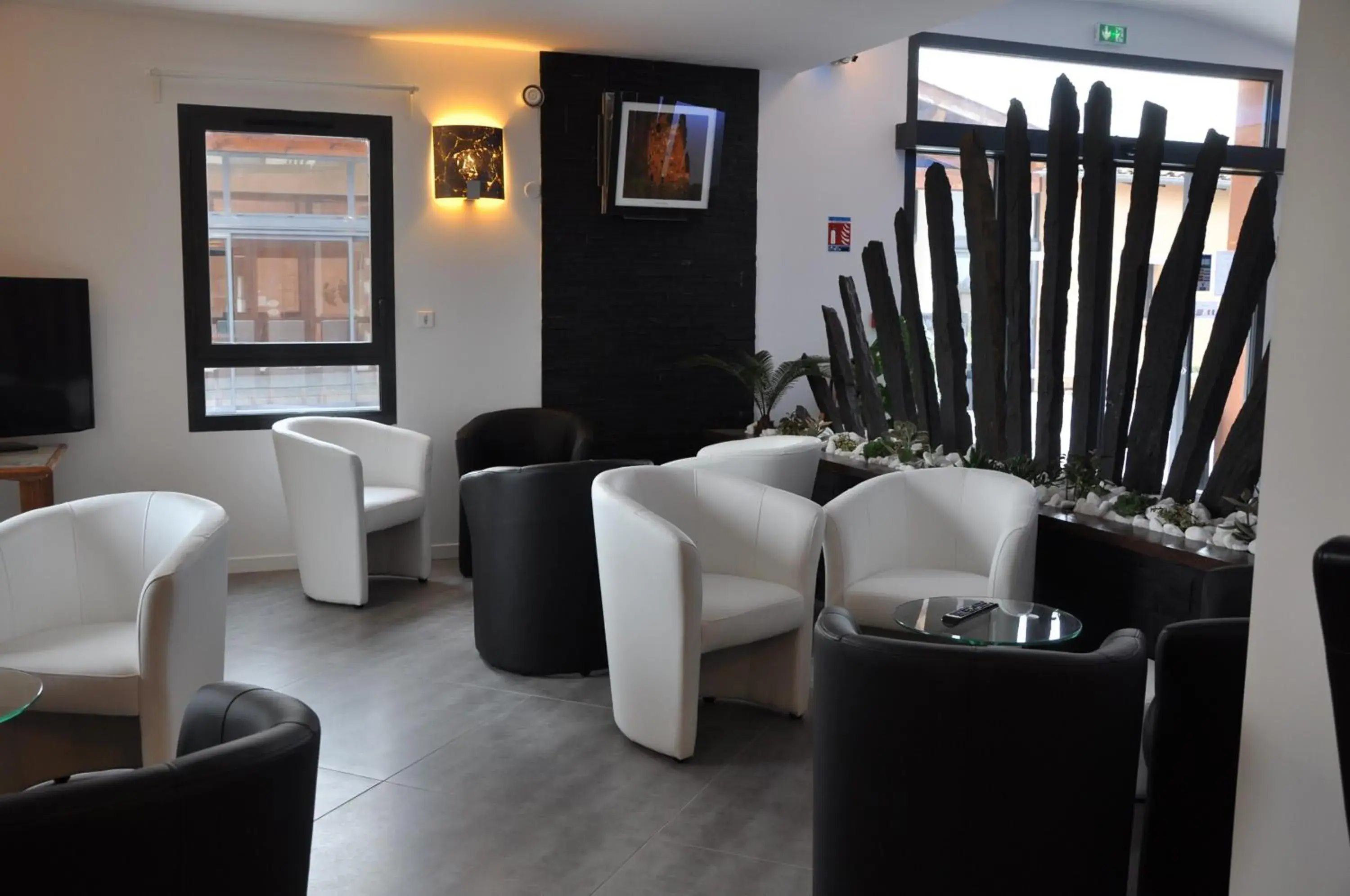 Communal lounge/ TV room, Lounge/Bar in The Originals City, Hotel des Arts, Montauban (Inter-Hotel)