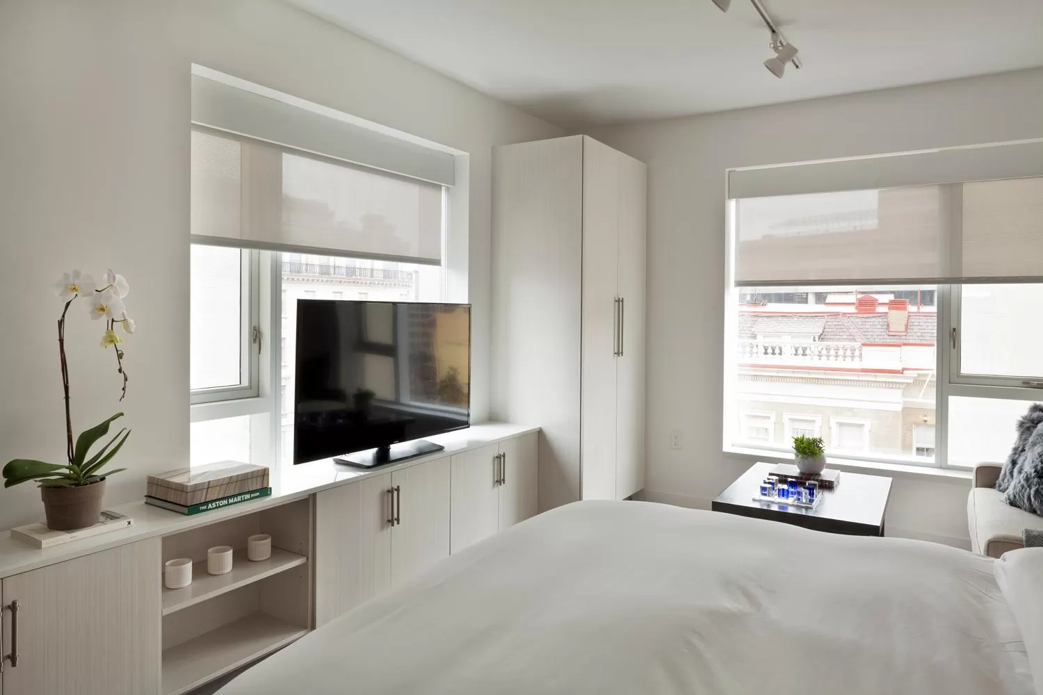 Bed in Placemakr Dupont Circle