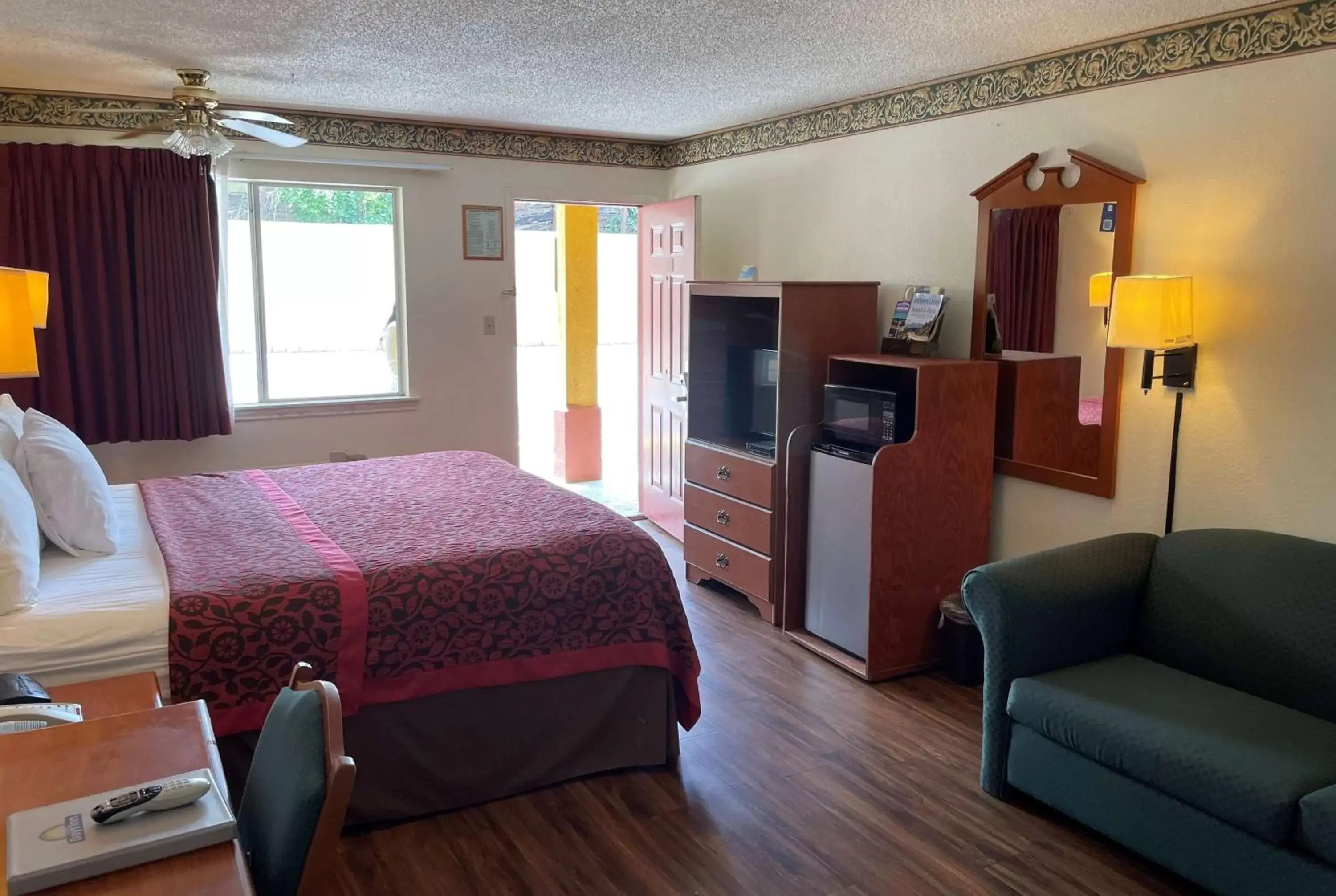 Photo of the whole room, TV/Entertainment Center in Days Inn & Suites by Wyndham Marshall