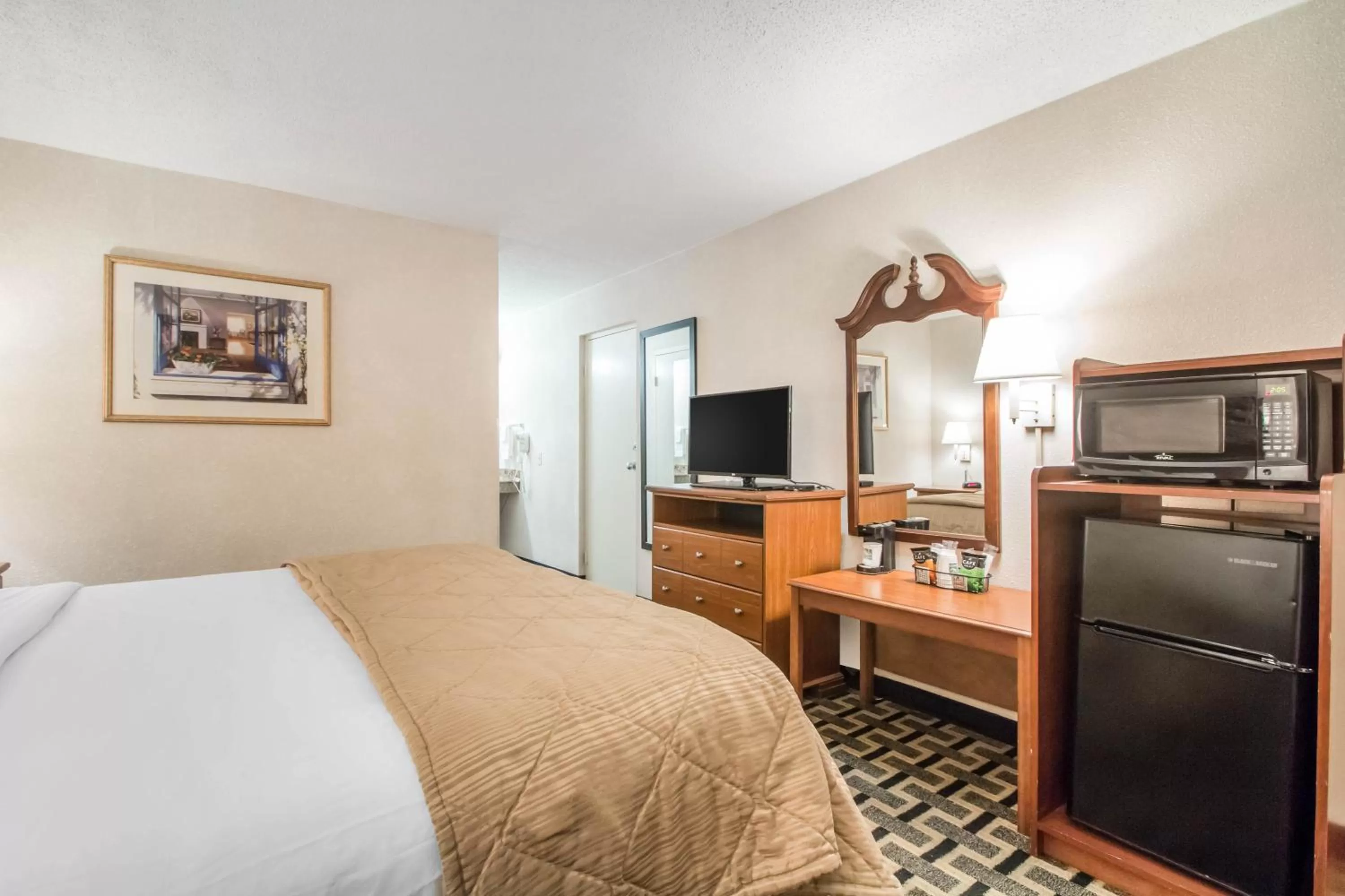 TV and multimedia, Bed in Quality Inn & Suites Ridgeland