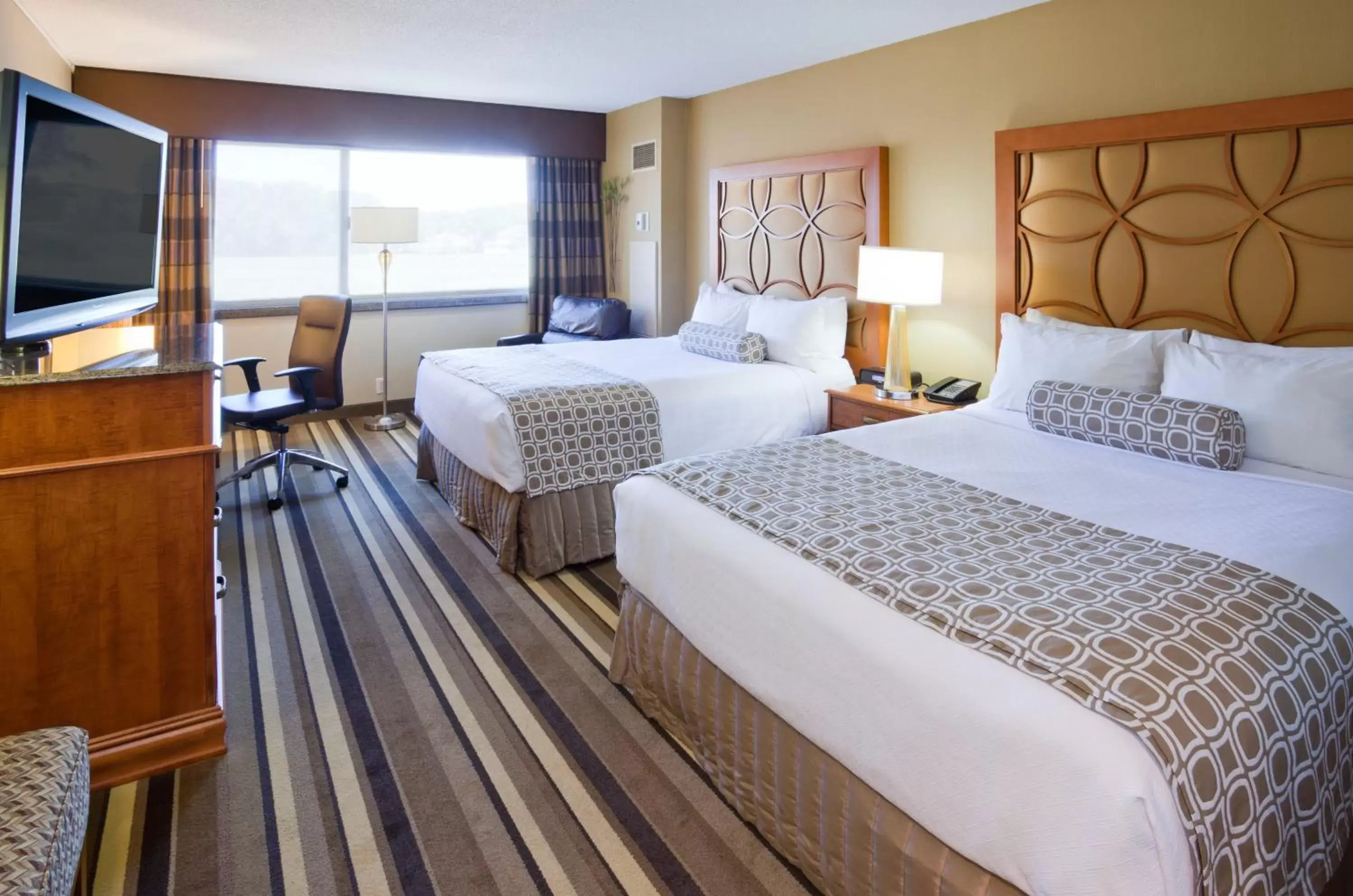 Photo of the whole room, Bed in Crowne Plaza Minneapolis West, an IHG Hotel