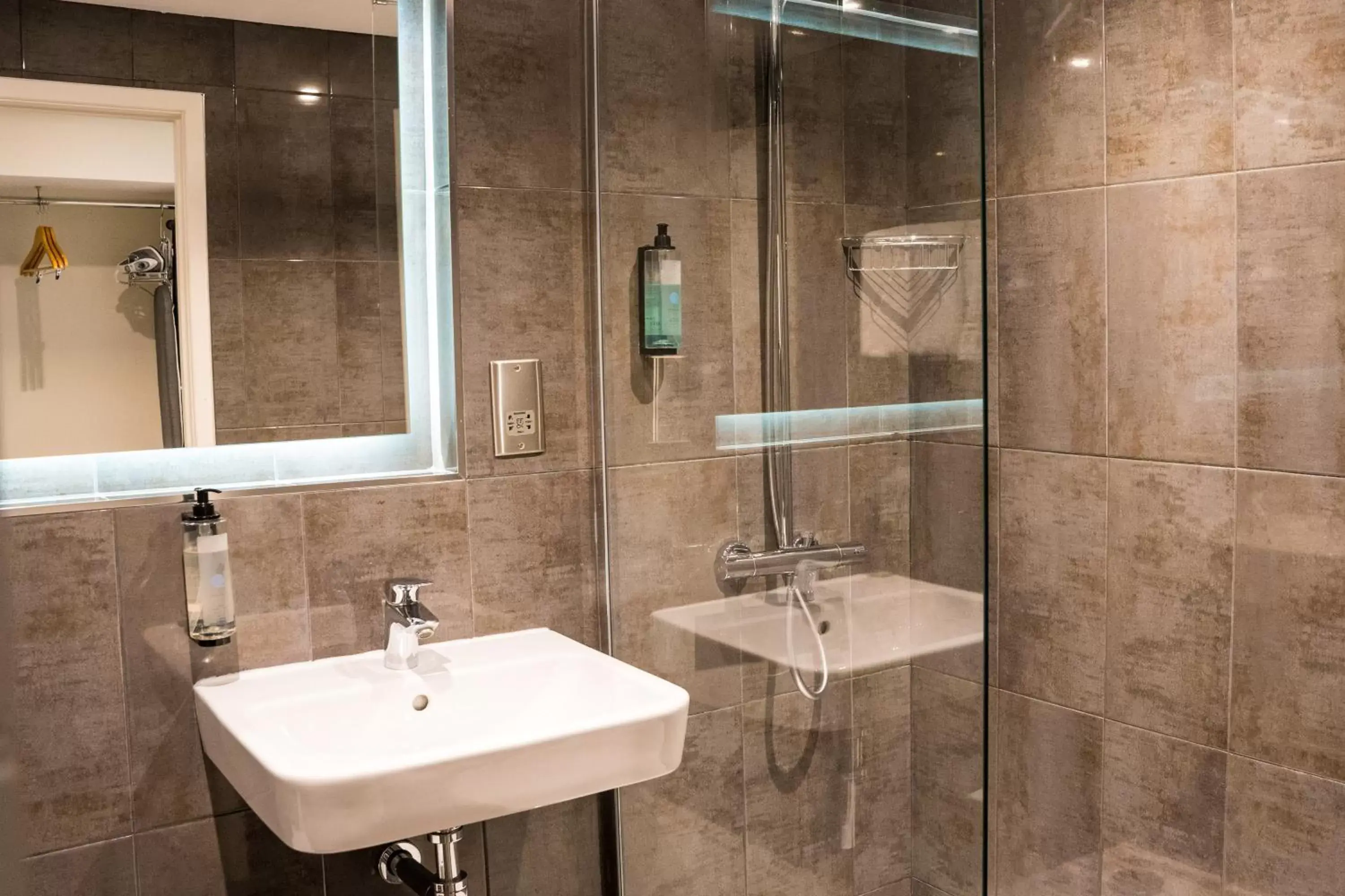 Shower, Bathroom in Almondsbury Interchange Hotel