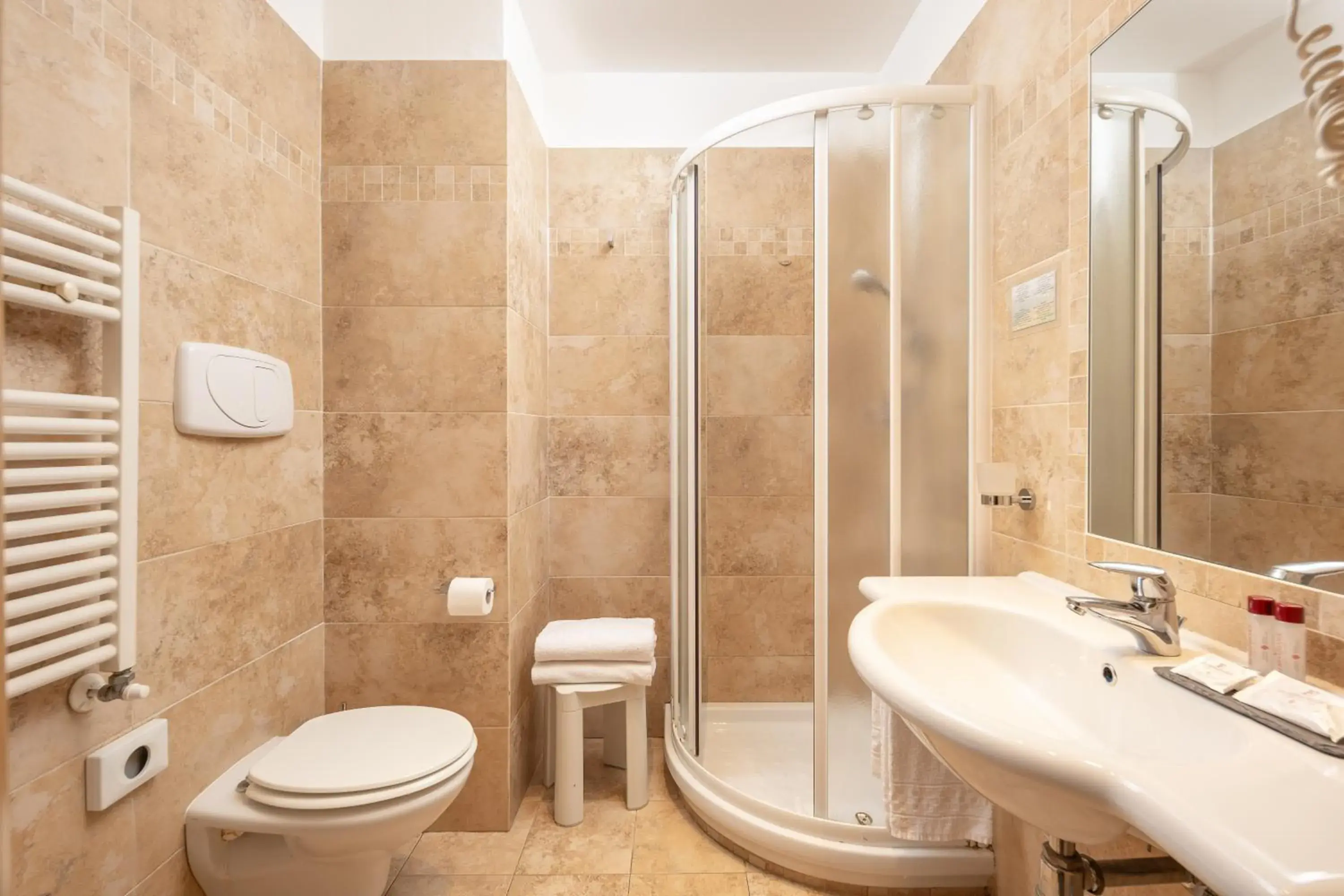 Shower, Bathroom in Hotel Villa Betania