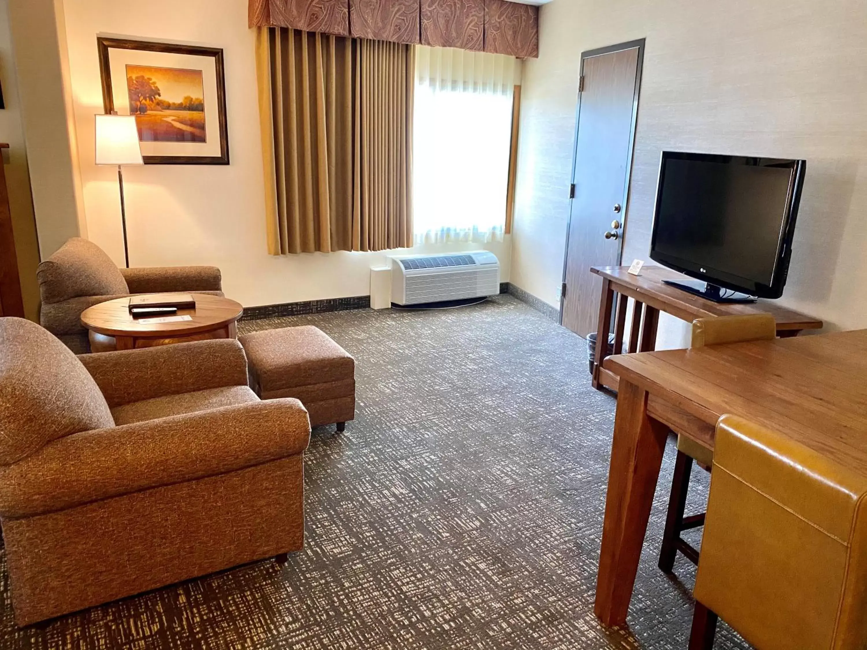 Seating area, TV/Entertainment Center in Best Western Plus Waterbury - Stowe