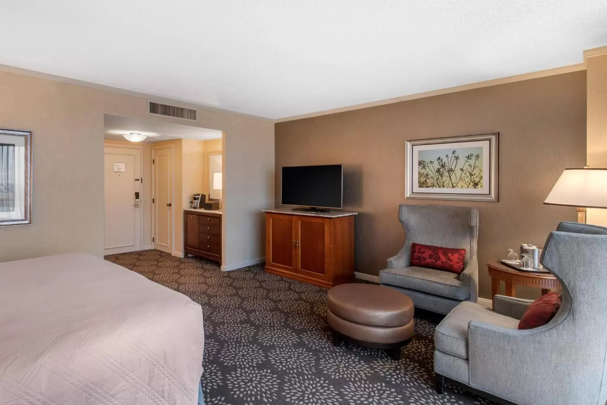 Photo of the whole room, TV/Entertainment Center in Omni Las Colinas Hotel