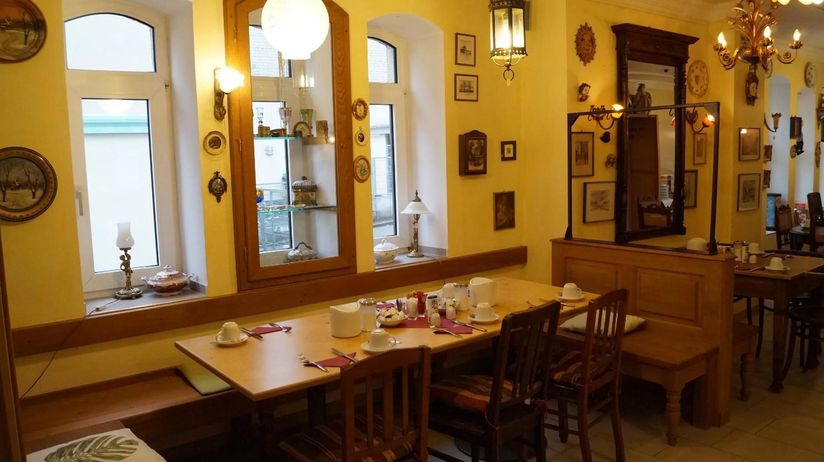 Restaurant/places to eat in Hotel Select