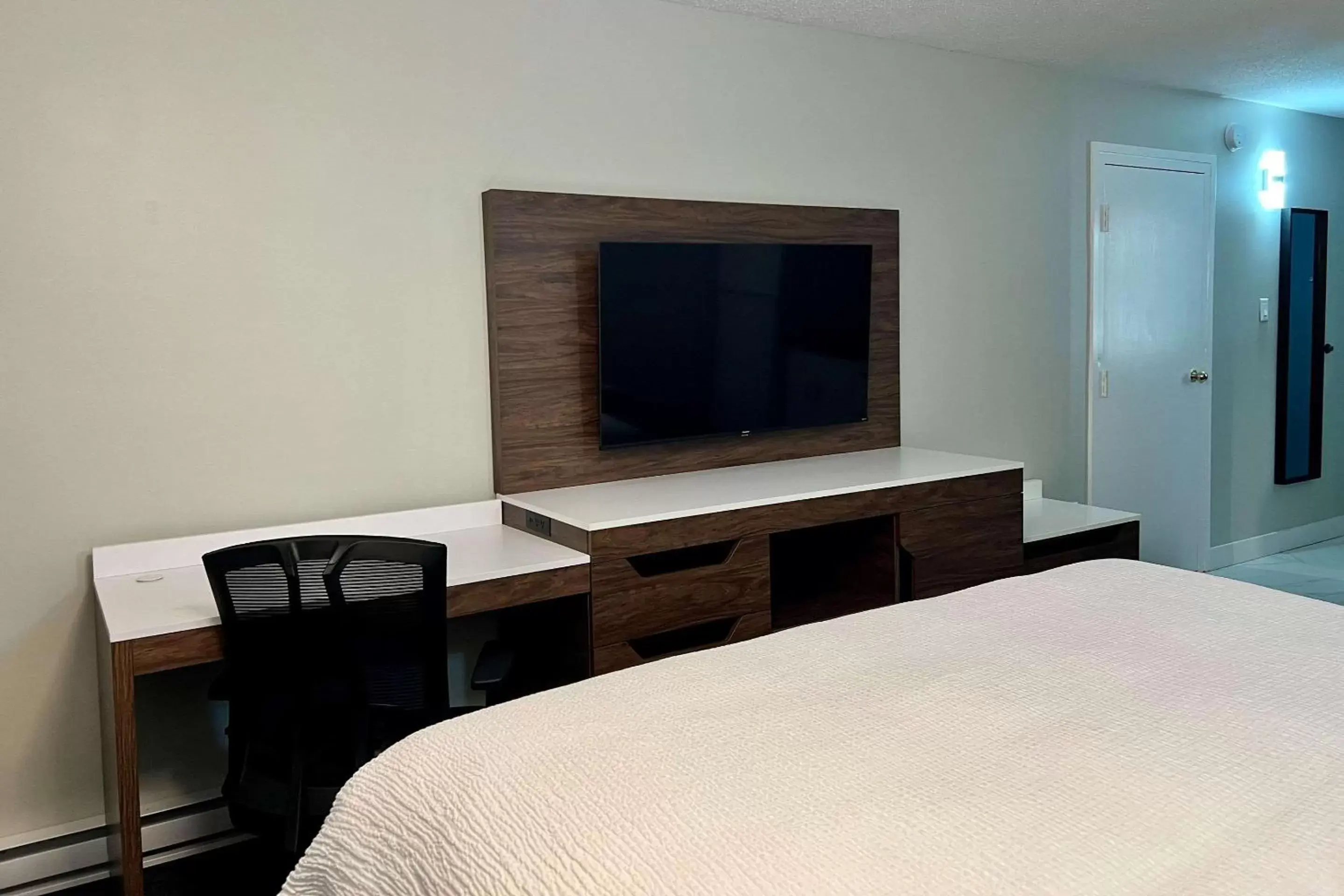 Bedroom, TV/Entertainment Center in The Vic, Ascend Hotel Collection