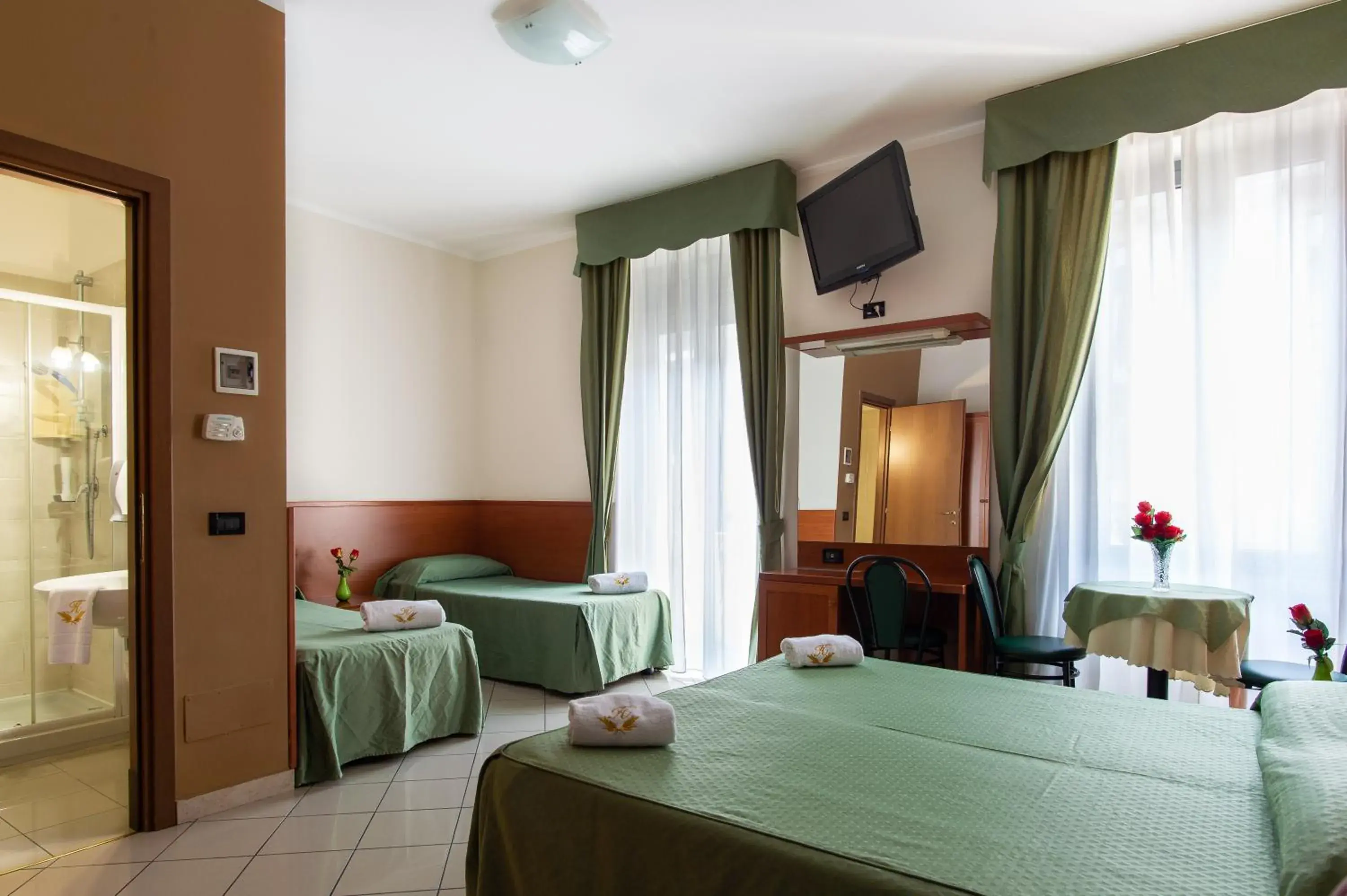 Property building, Bed in Hotel Dor