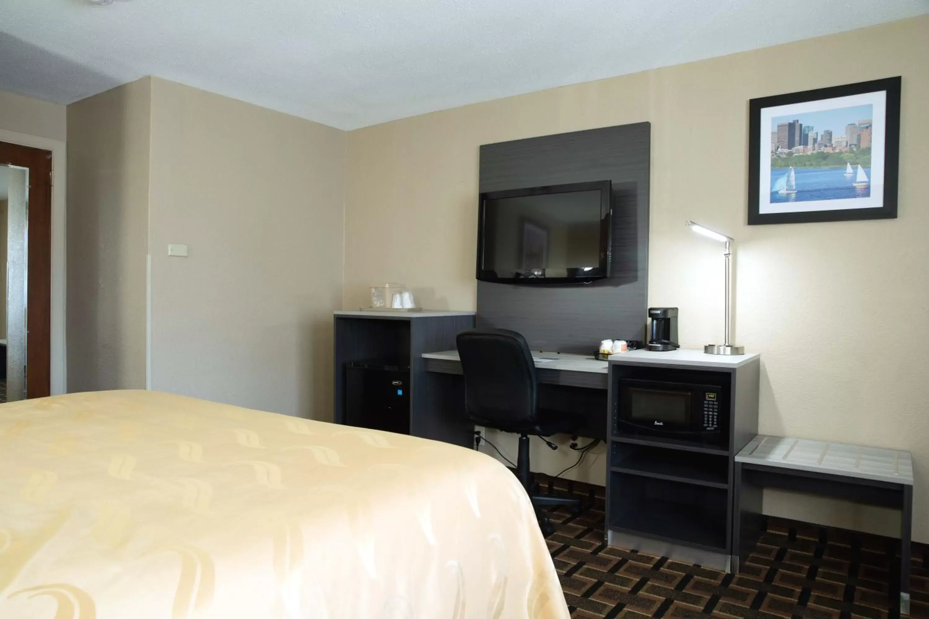 TV and multimedia, TV/Entertainment Center in Quality Inn Raynham - Taunton