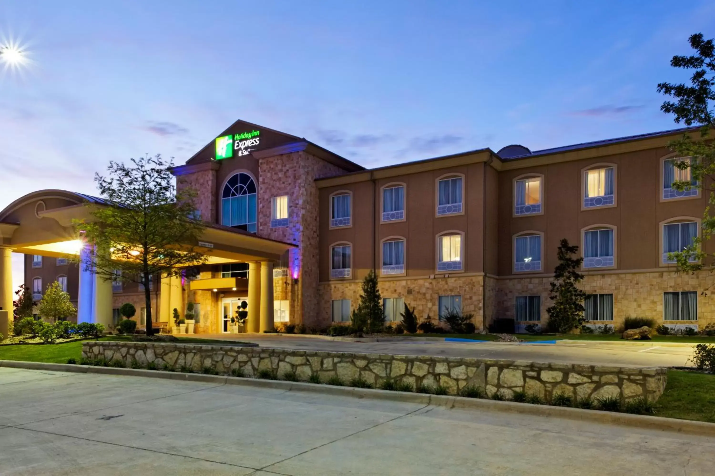 Facade/entrance, Property Building in Holiday Inn Express Glen Rose, an IHG Hotel