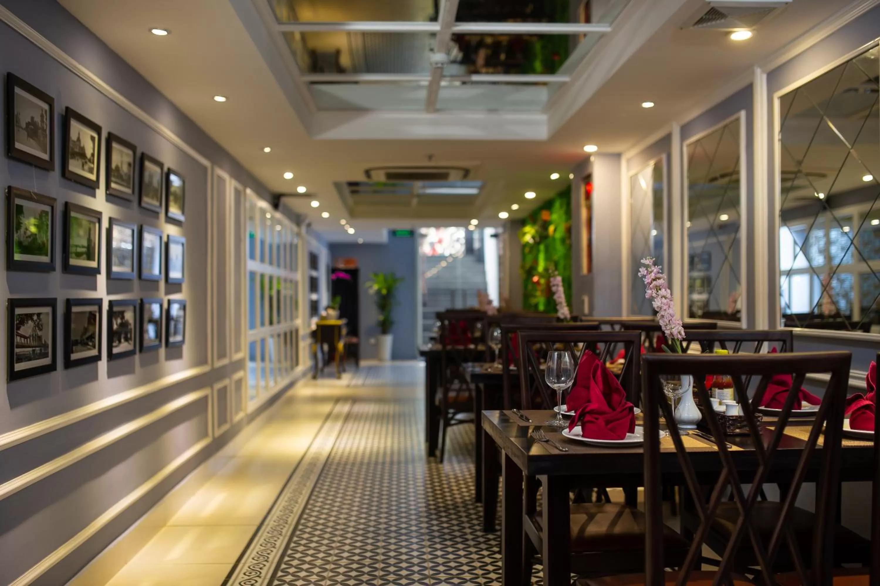 Restaurant/places to eat in 22land Residence Hotel 71 Hang Bong Premium