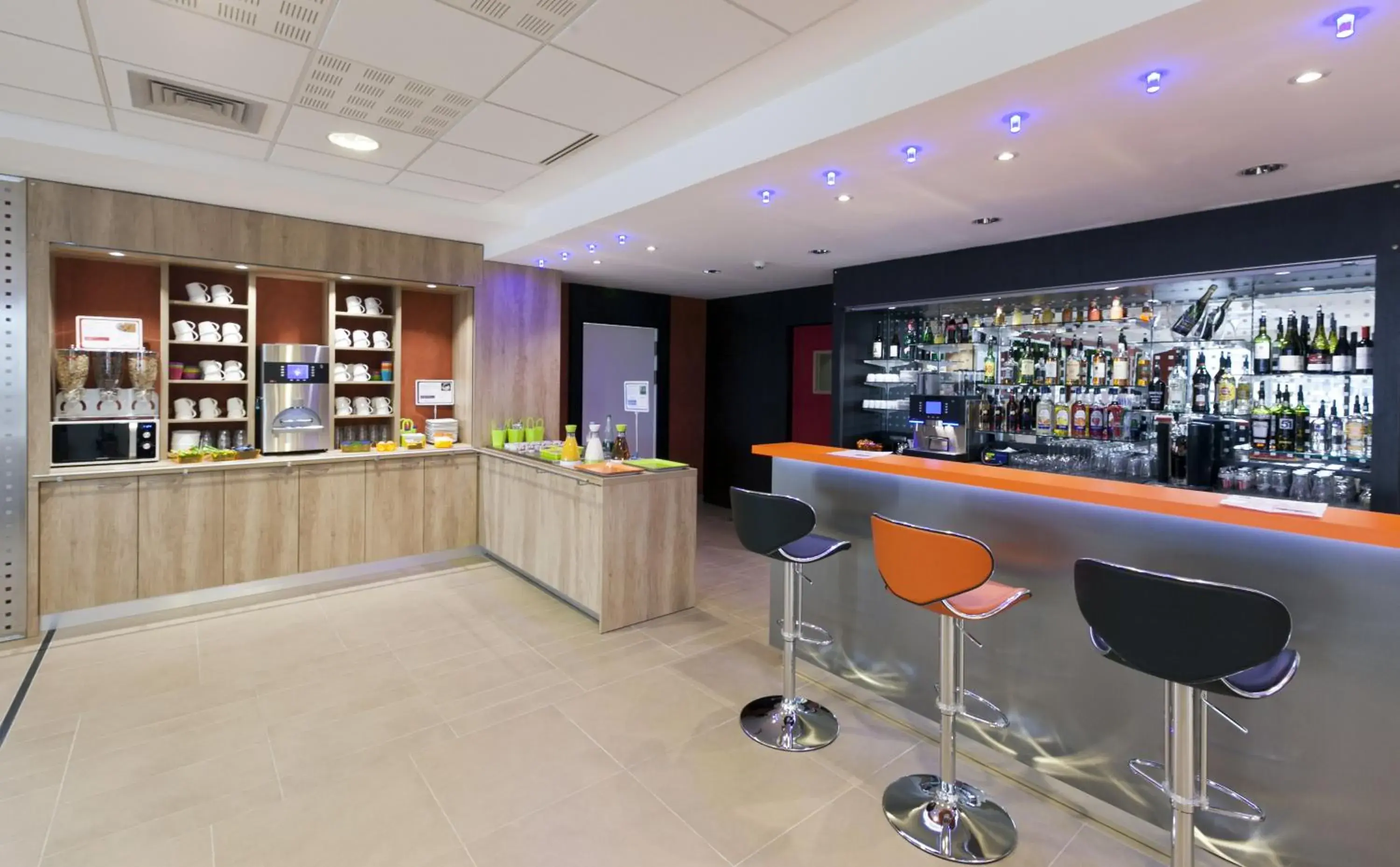 Lounge or bar in ibis Styles Flers Lounge or bar in ibis Styles Flers