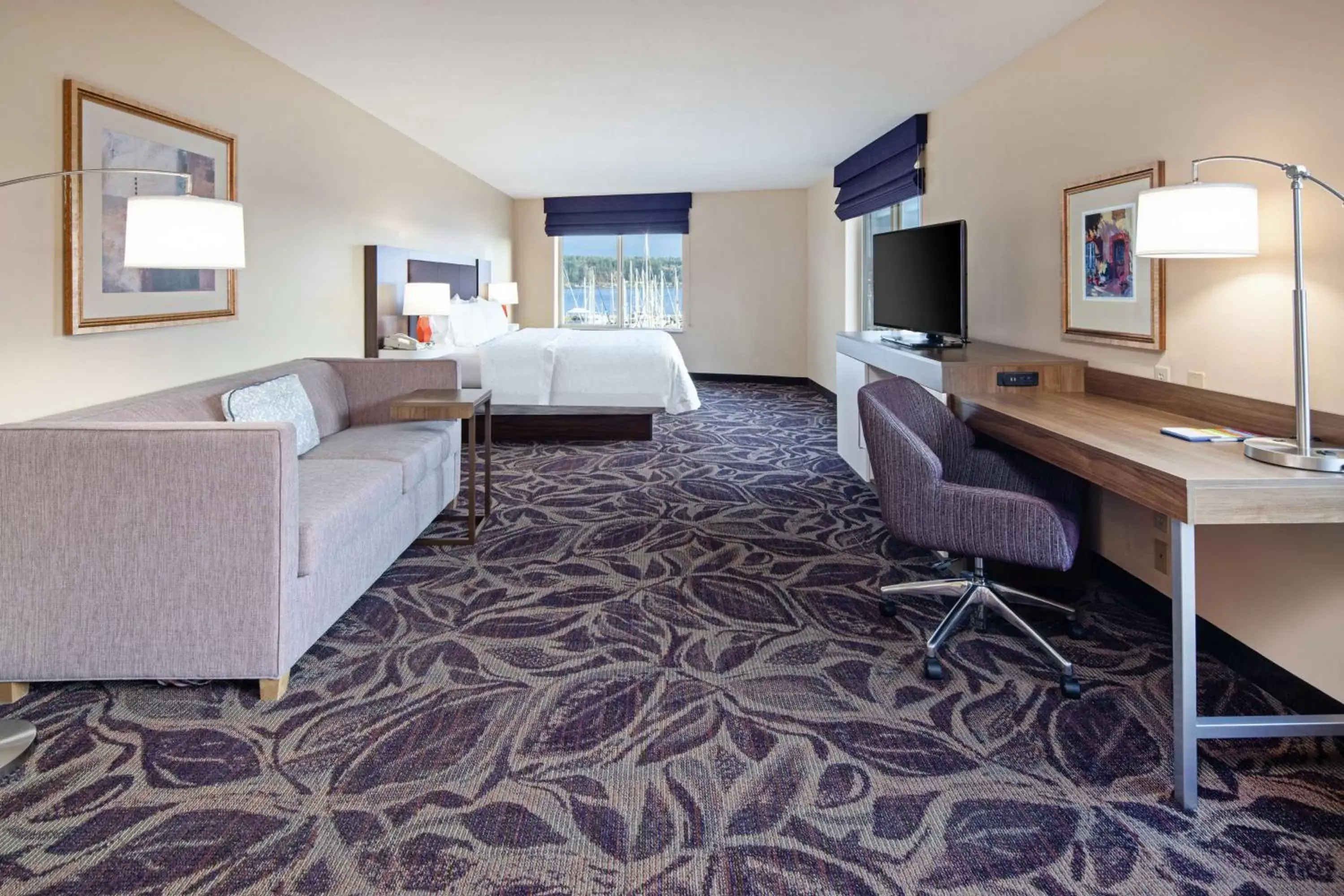 Bedroom in Hampton Inn & Suites Bremerton
