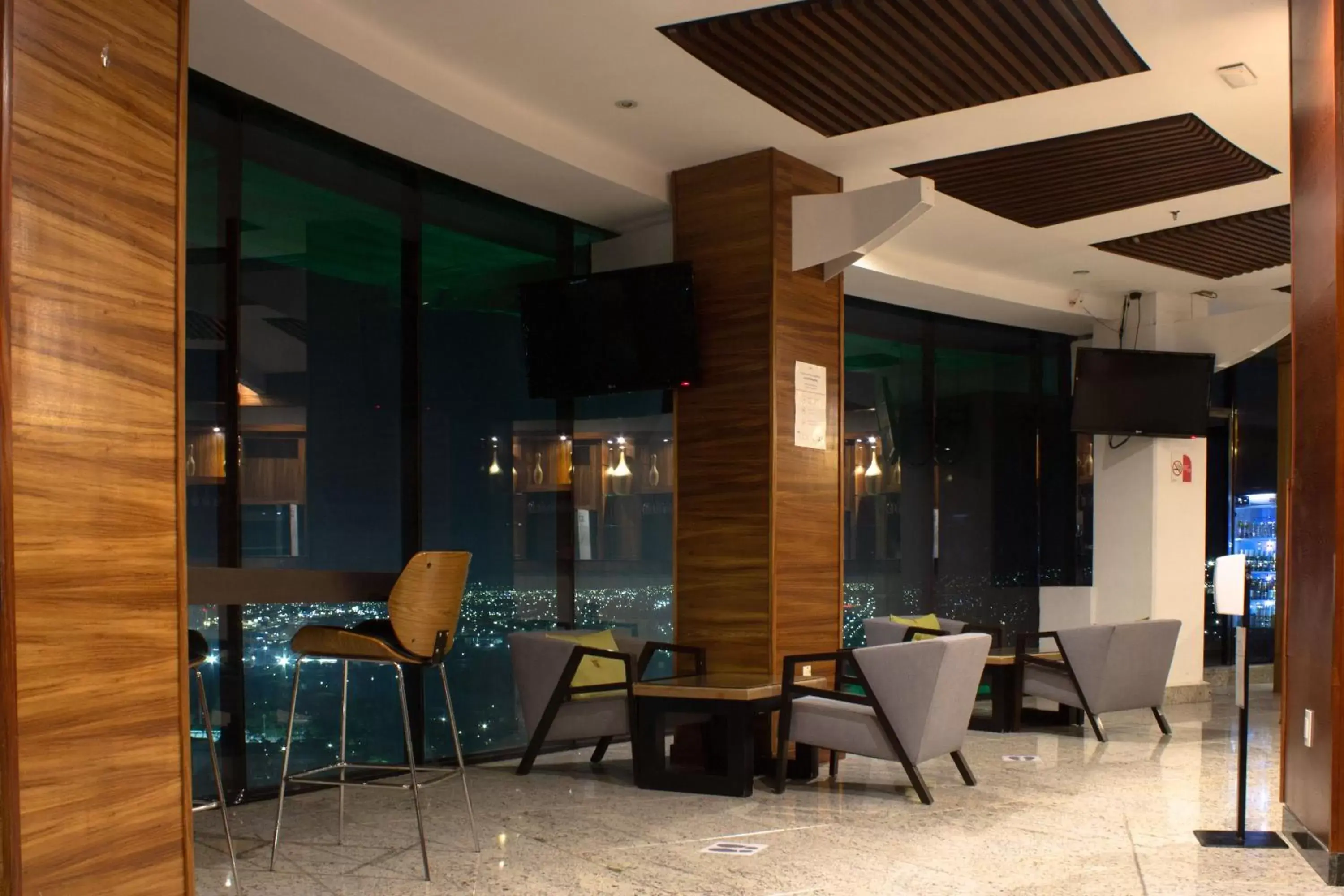 Lounge or bar in Holiday Inn Queretaro Zona Diamante, an IHG Hotel