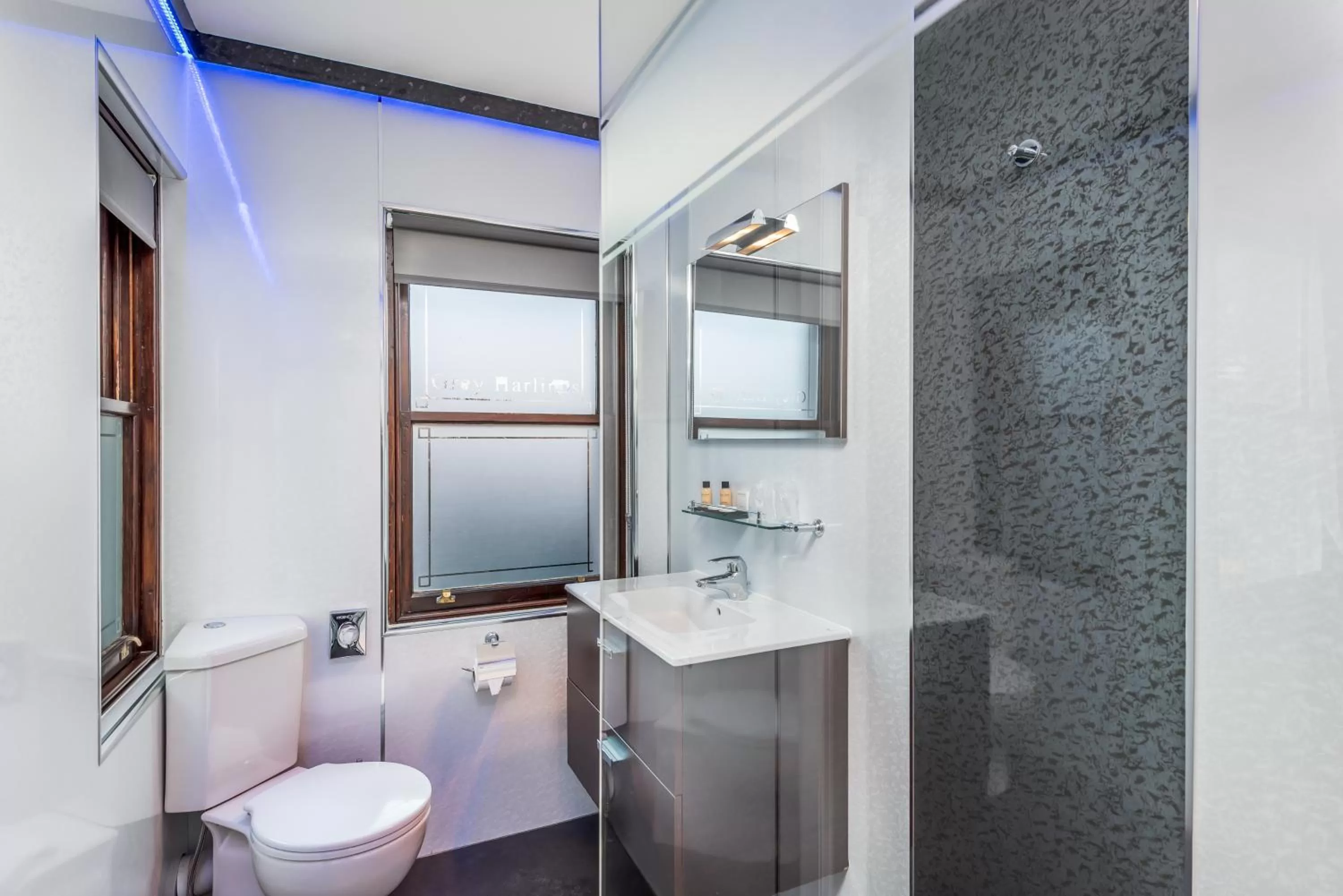 Toilet in Grey Harlings Rooms