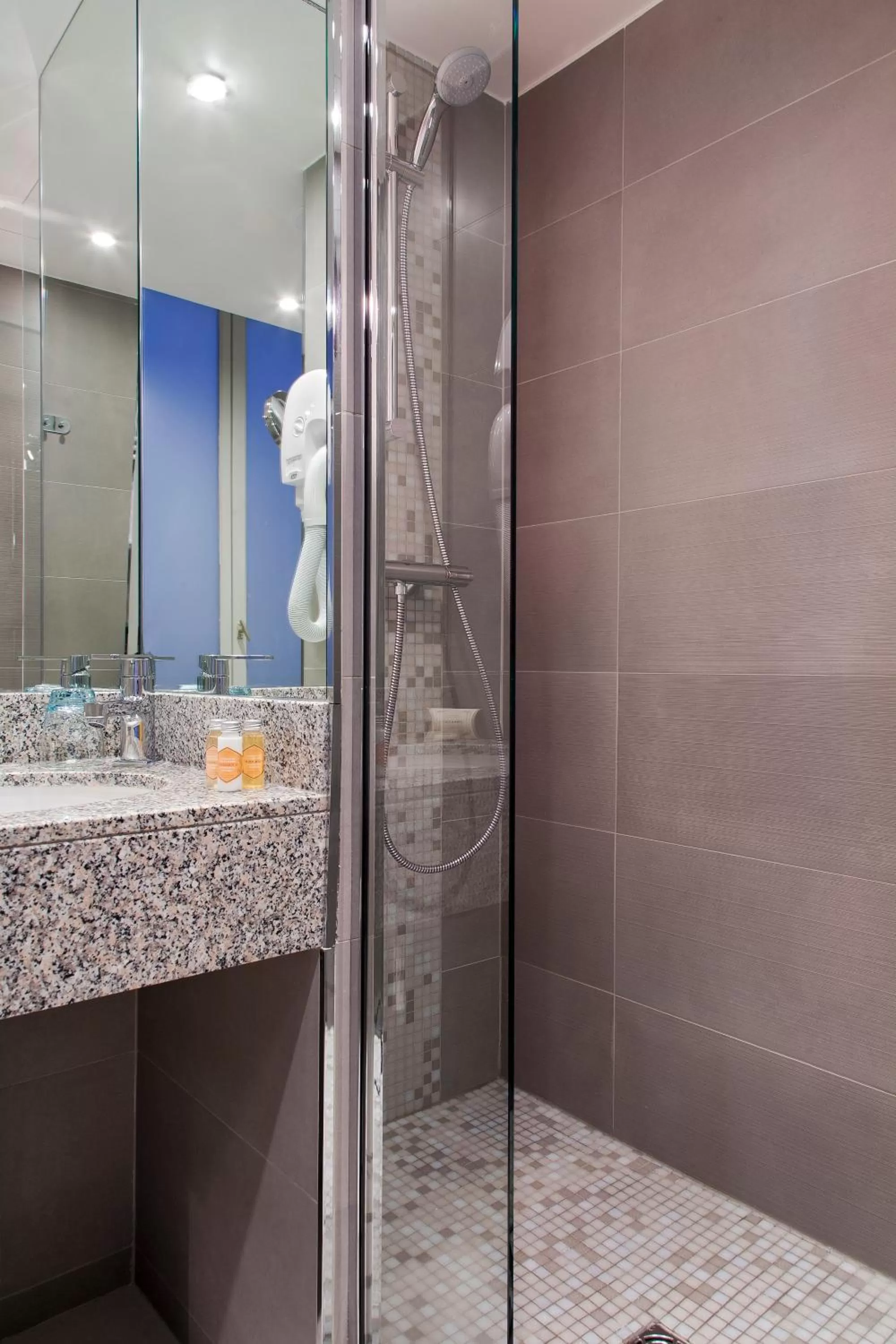 Shower in Timhotel Opéra Blanche Fontaine