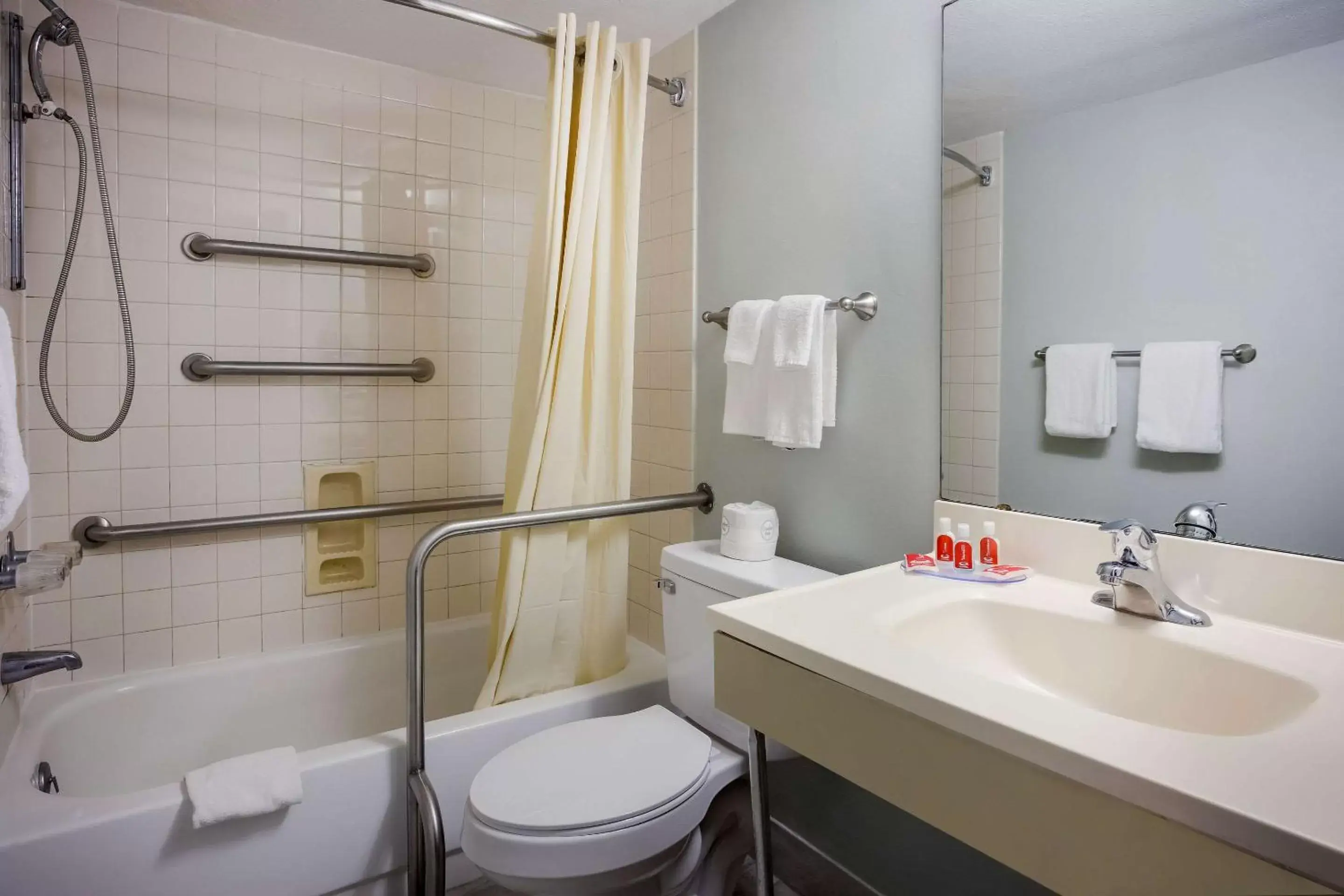 Bedroom, Bathroom in Econo Lodge Live Oak