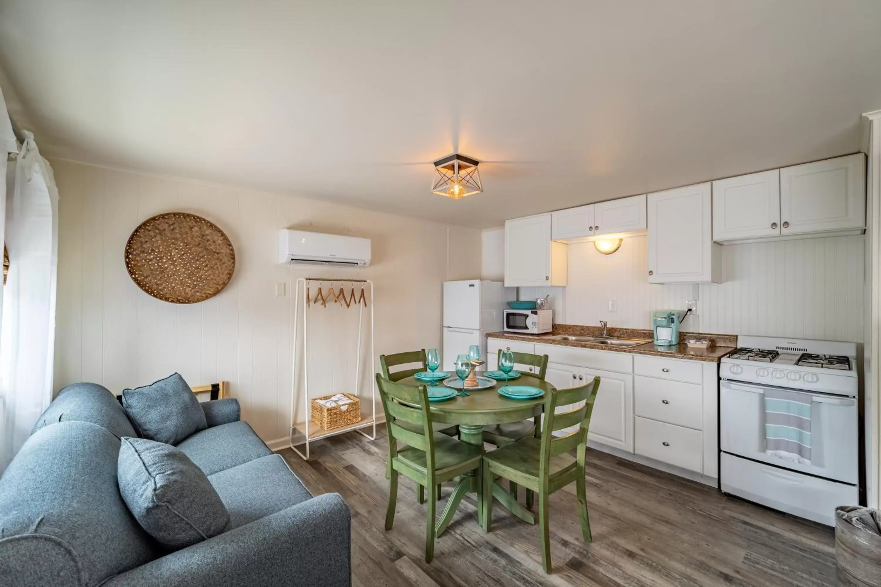 Kitchen or kitchenette, Dining Area in Ocean Glass Inn