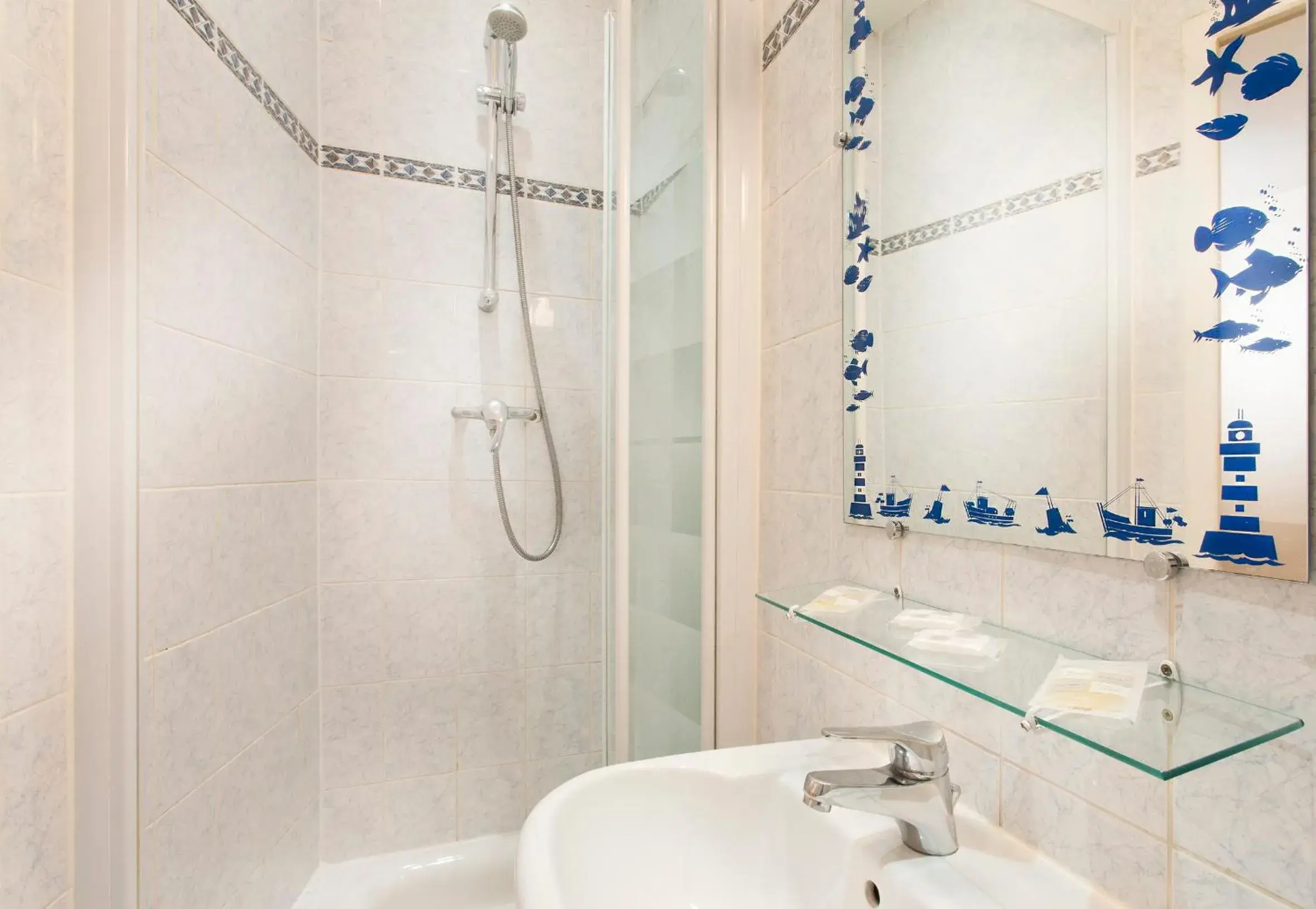 Shower, Bathroom in Hipotel Paris Gare du Nord Merryl