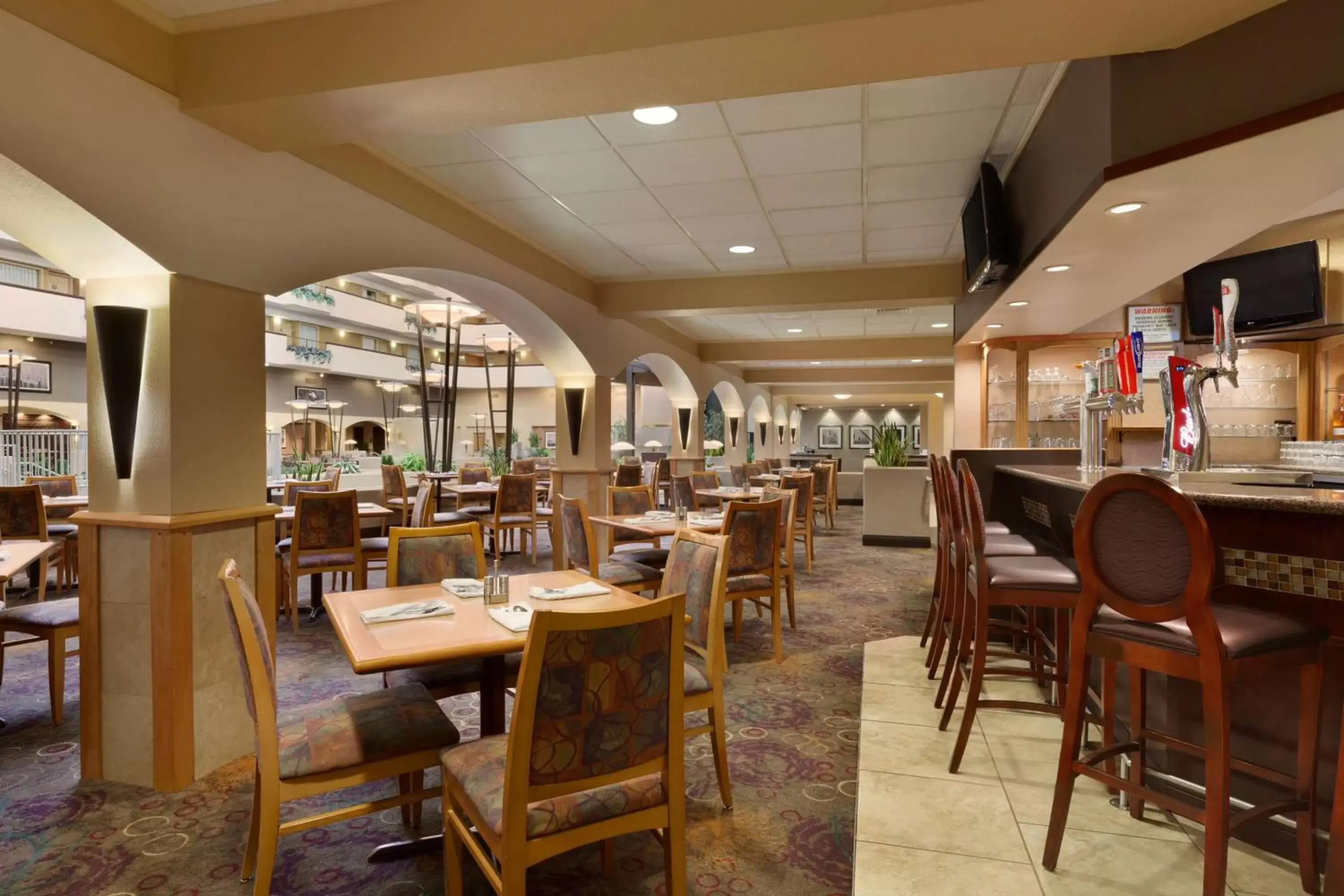 Restaurant/Places to Eat in Embassy Suites by Hilton Kansas City International Airport