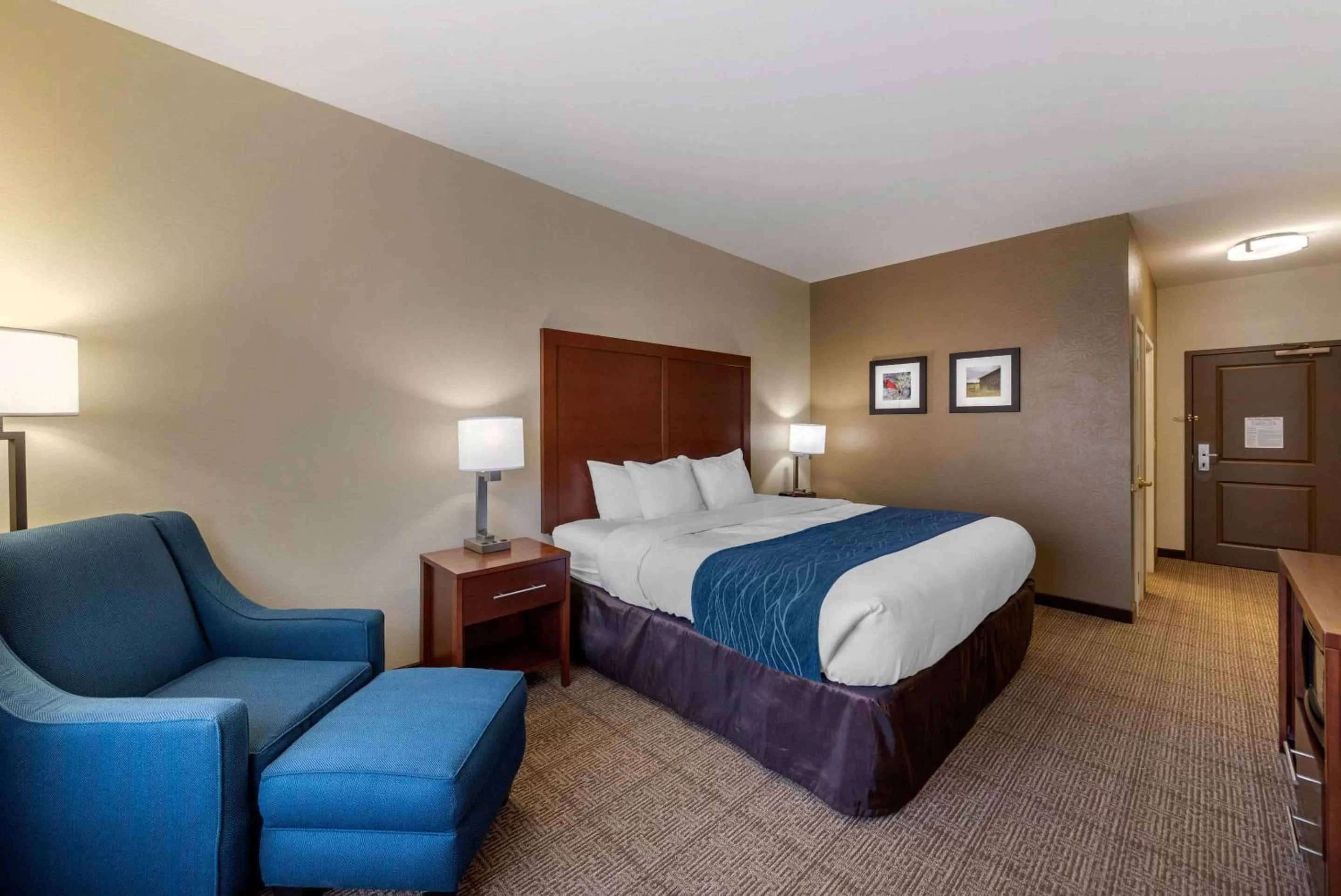 Photo of the whole room, Bed in Comfort Inn & Suites Northern Kentucky