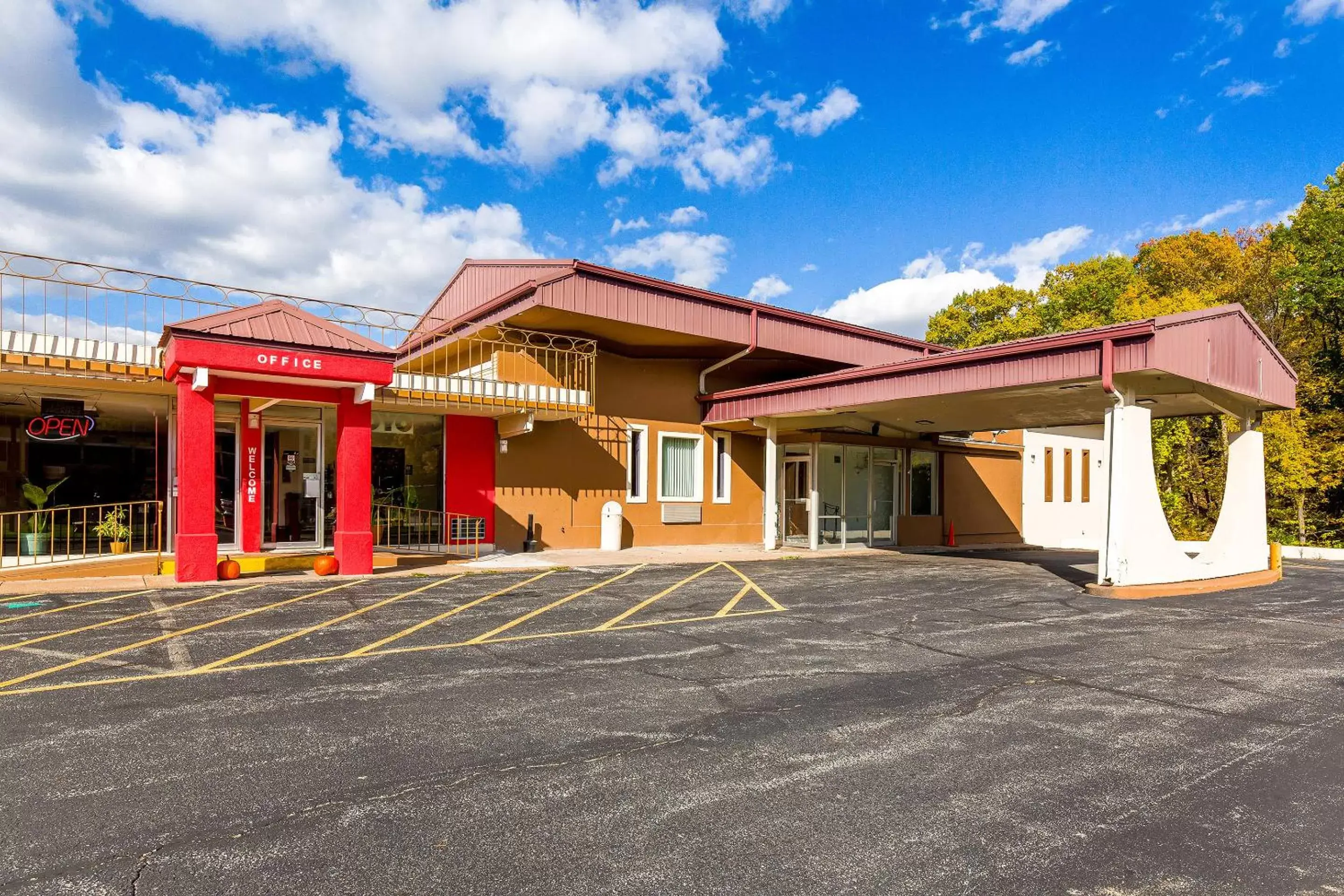 Property Building in OYO Hotel Moline Downtown IL I-74 North