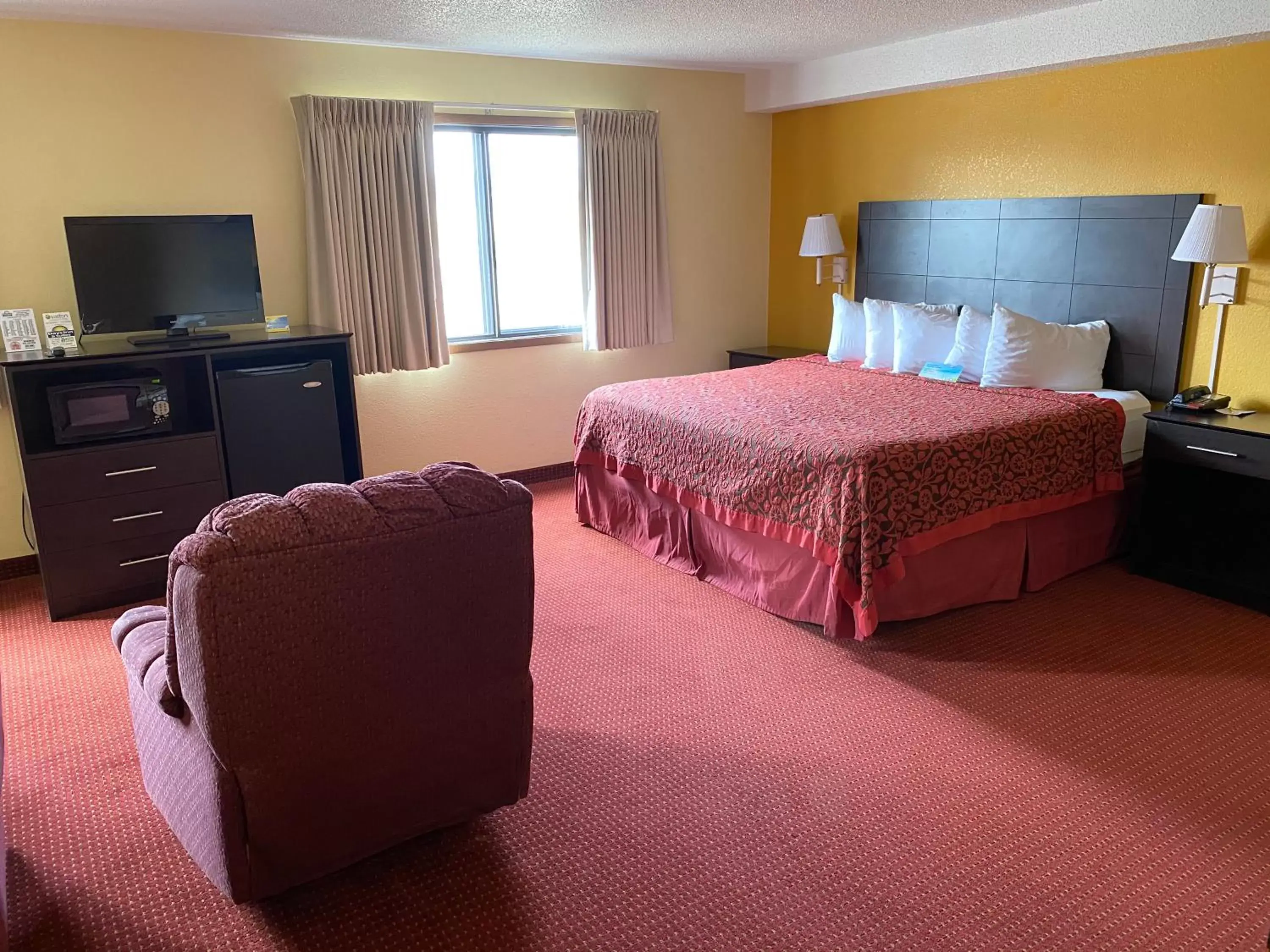 Bed in Days Inn & Suites by Wyndham Des Moines Airport