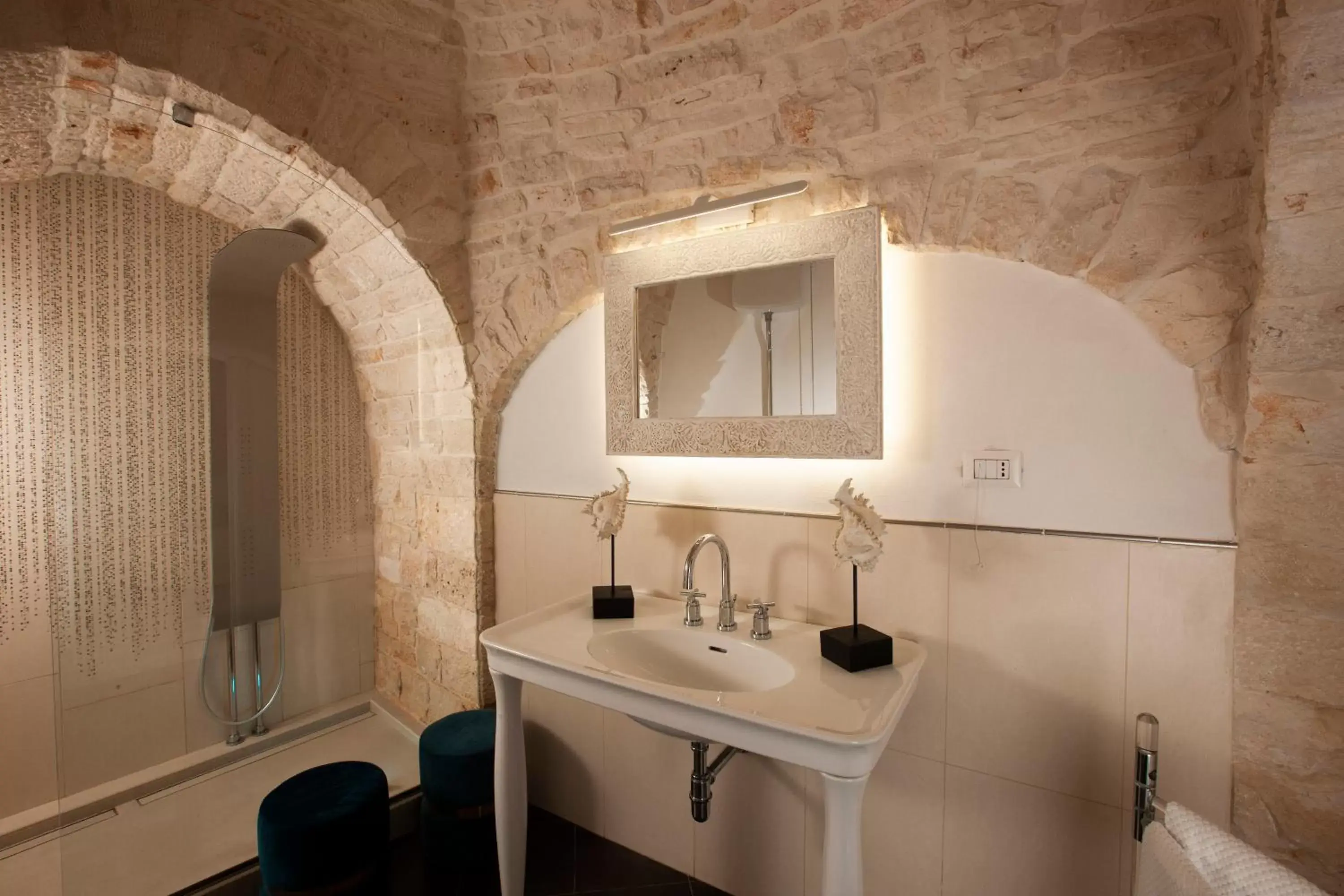 Shower, Bathroom in Le Alcove-Luxury Hotel nei Trulli