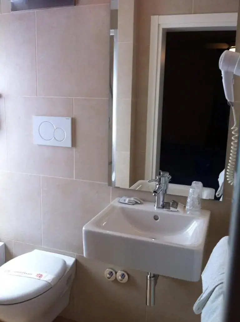 Bathroom in Hotel Aurora
