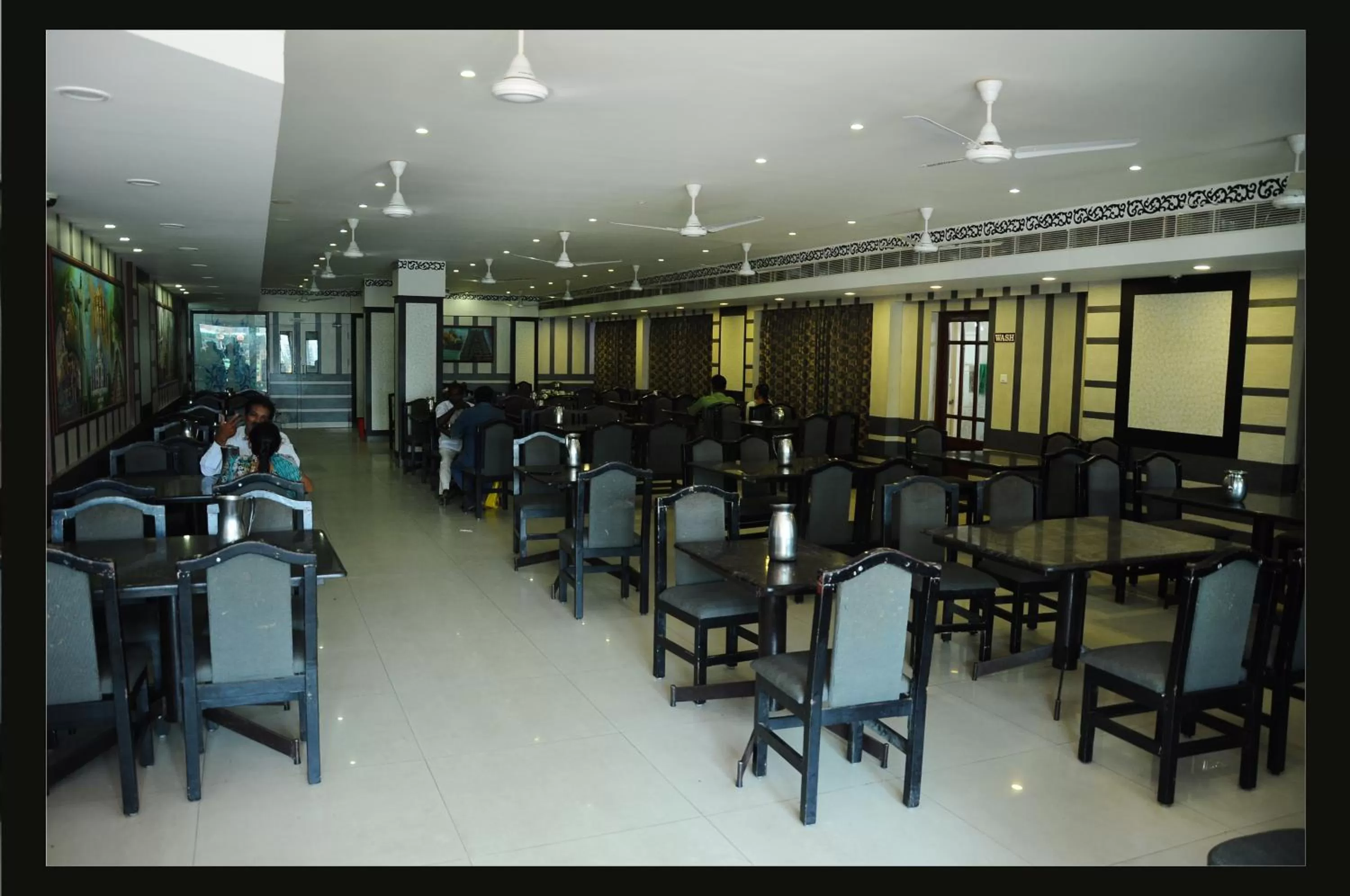 Restaurant/places to eat in Hotel Mayas