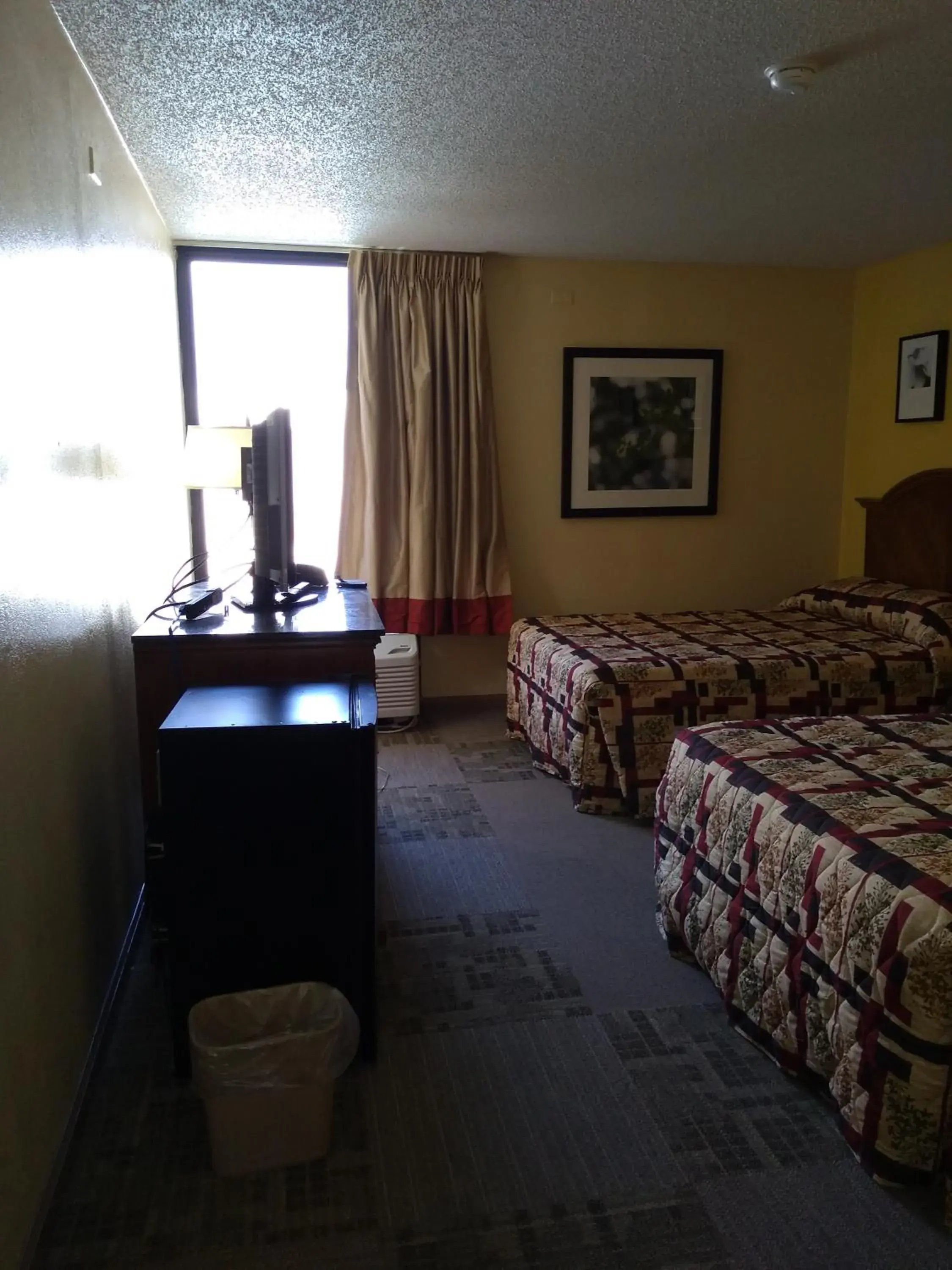 Bedroom in Red Carpet Inn-Macon