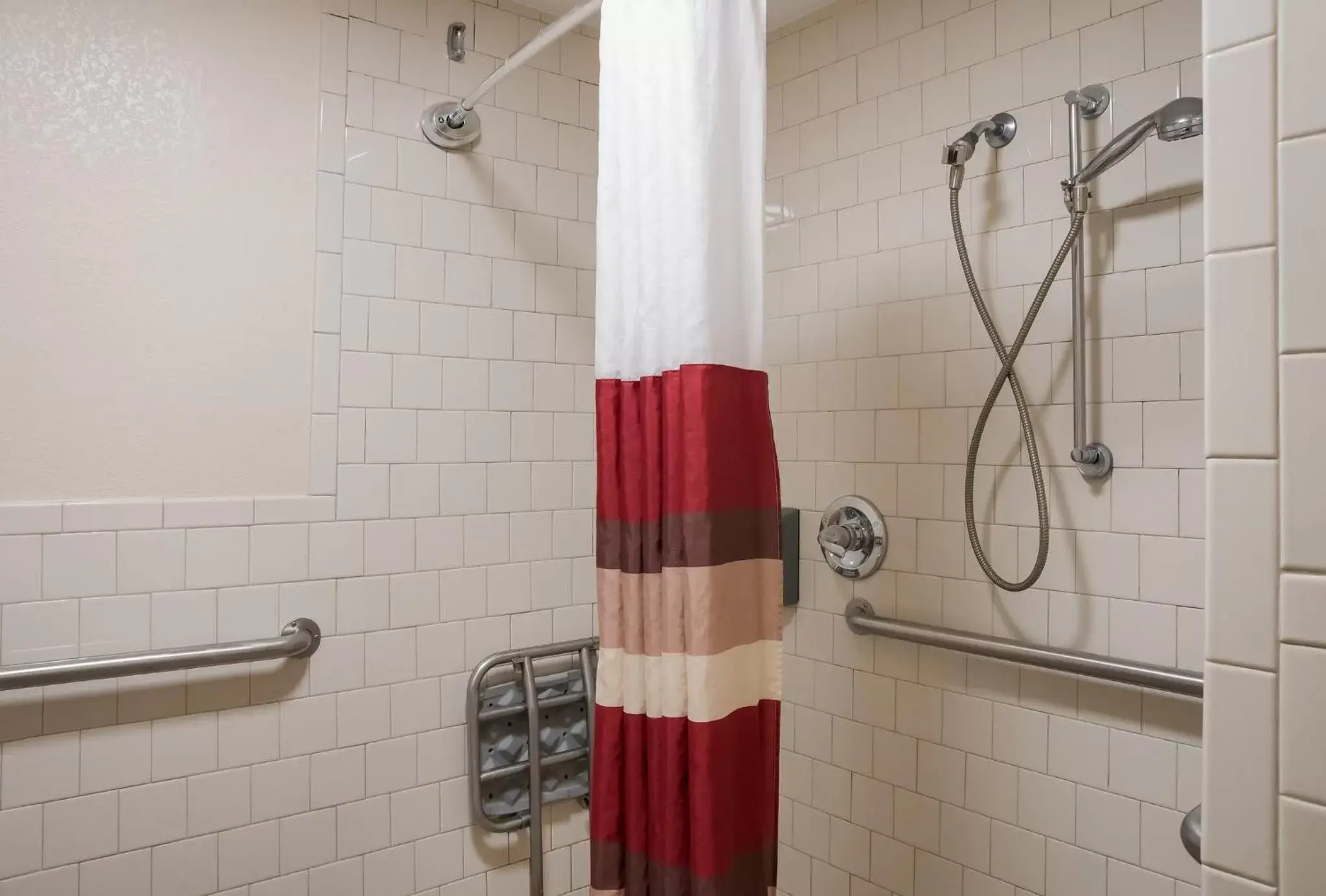 Bathroom in Red Roof Inn Tupelo