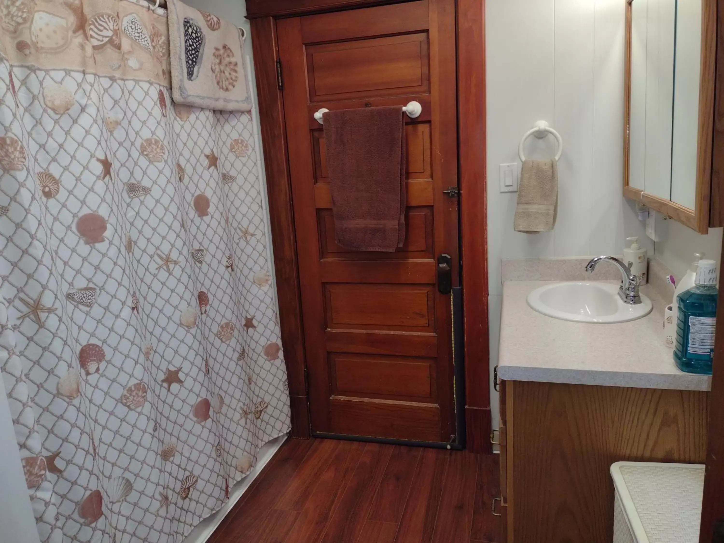Bathroom in Quiet full-size bed close to town 420 friendly