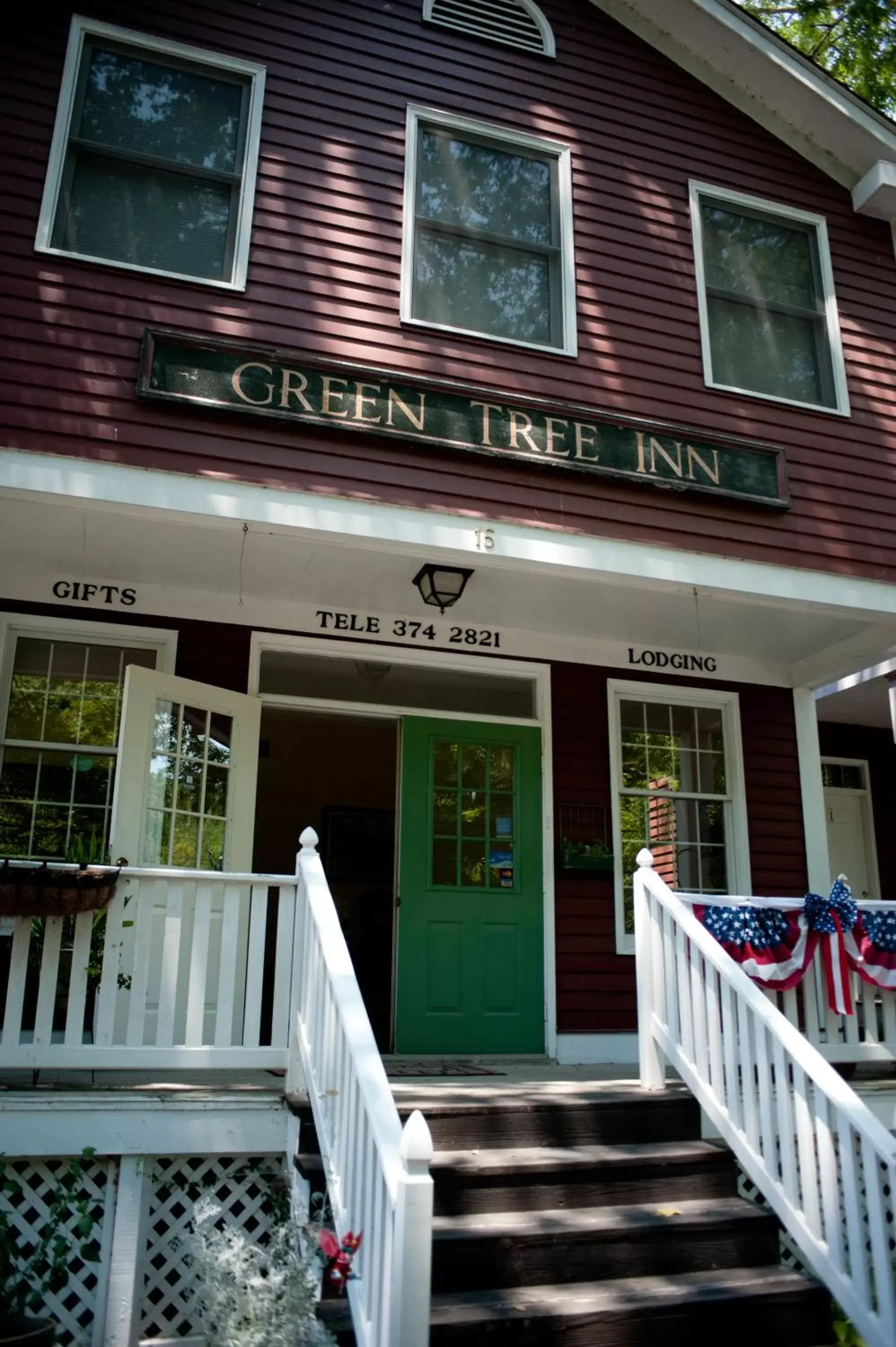 Facade/entrance in Green Tree Inn