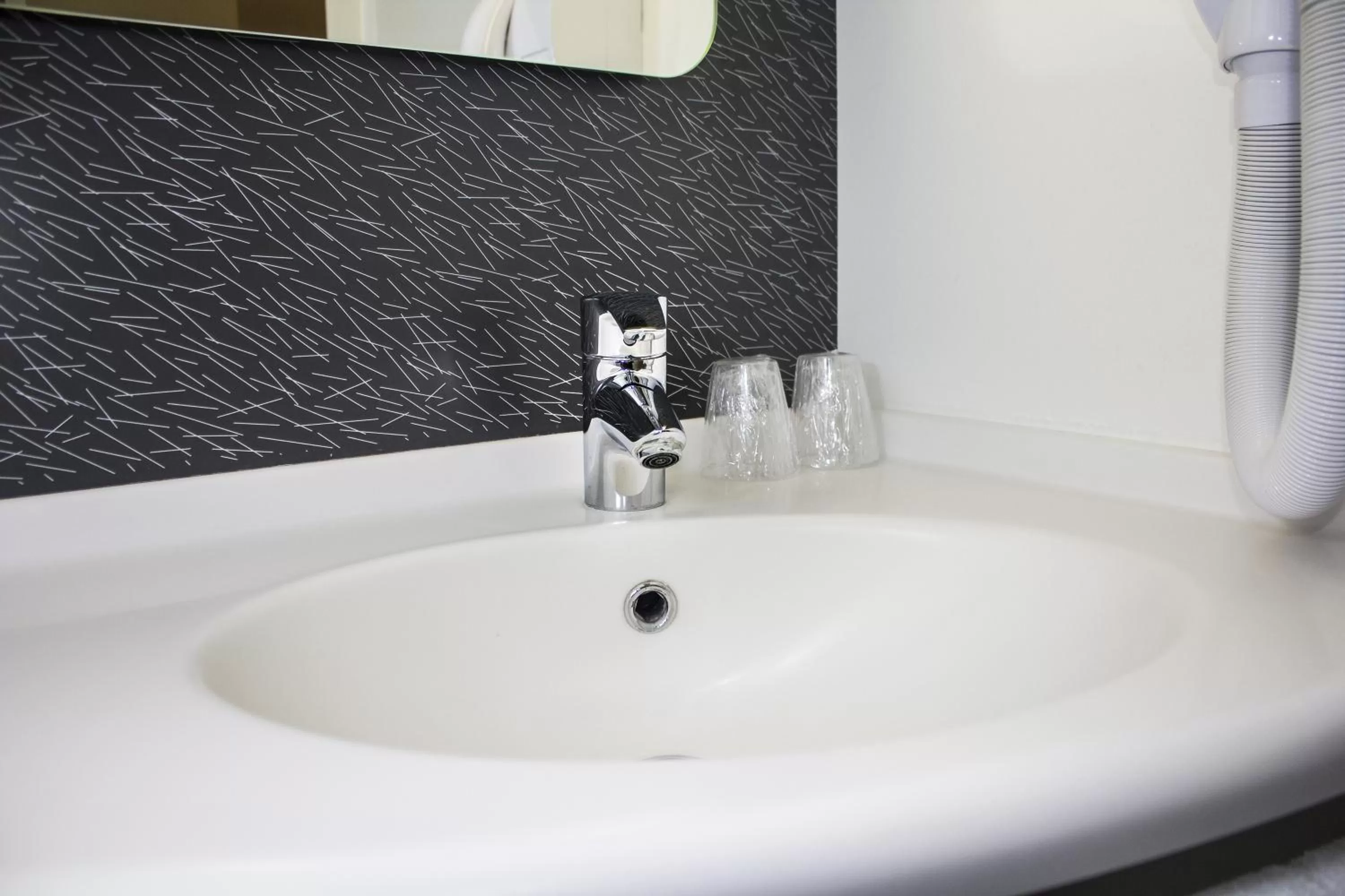 Bathroom in ibis Soissons