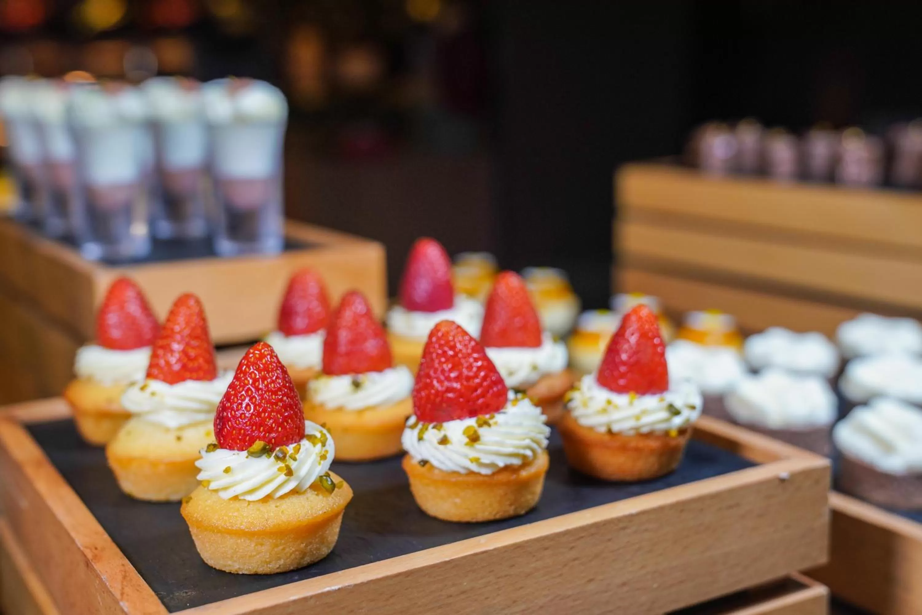 Food in Crowne Plaza Shenzhen Futian, Near to Shenzhen Convention&Exhibition Centre, Shenzhen Stock Exchange and Shenzhen Civic Center, Outdoor Heated Pool