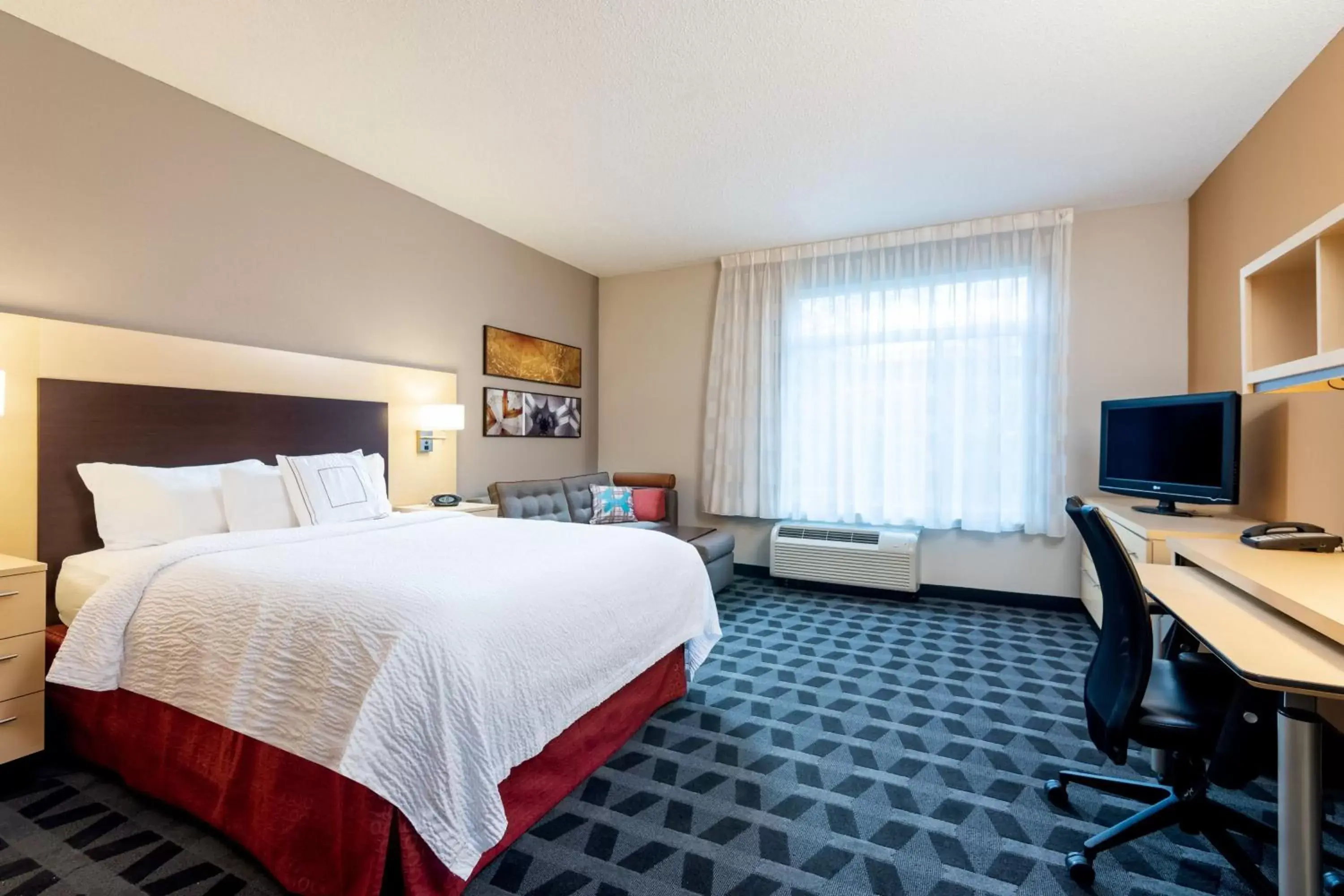 Bedroom, TV/Entertainment Center in TownePlace Suites by Marriott Charlotte Mooresville
