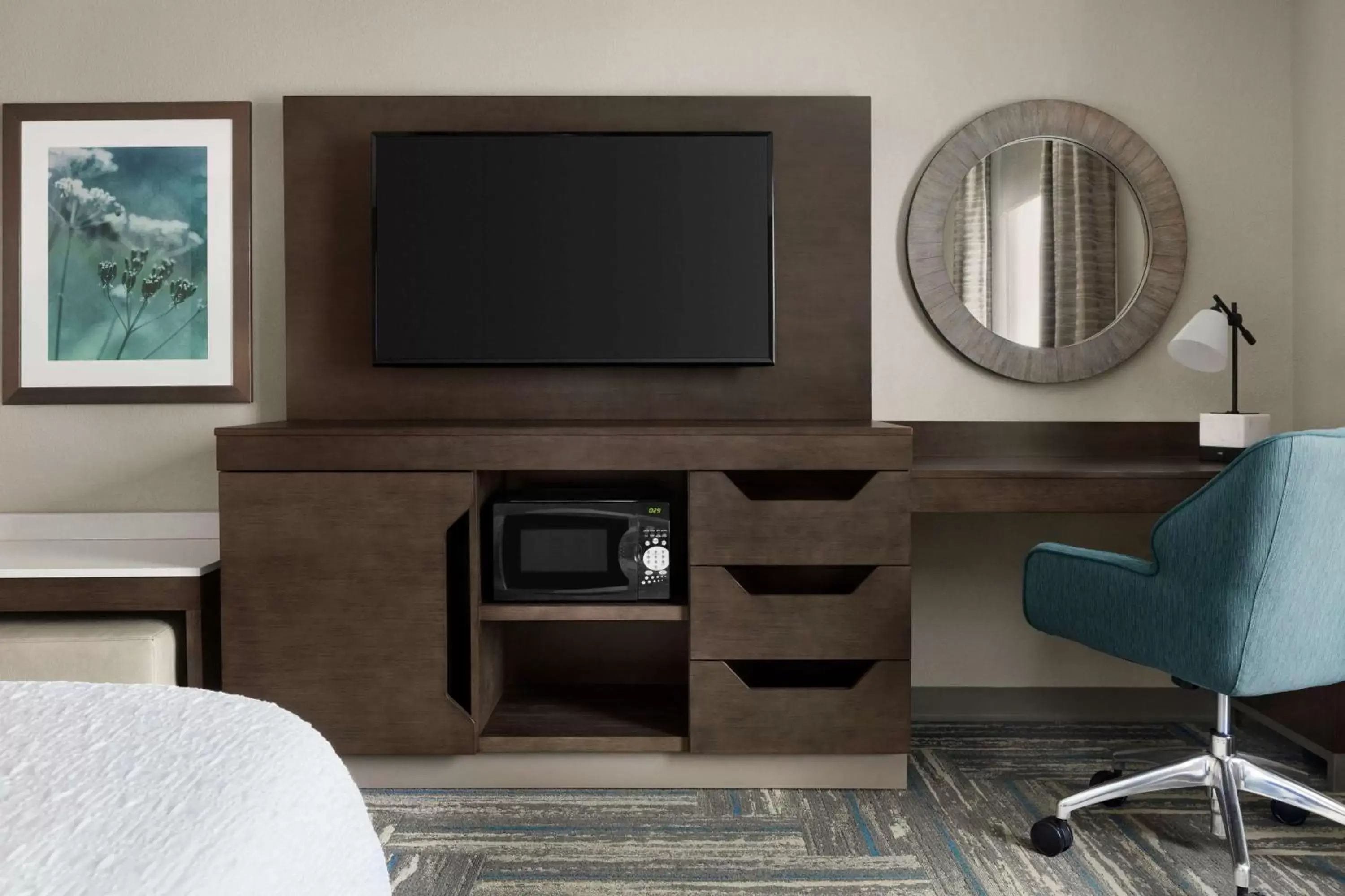 Bedroom, TV/Entertainment Center in Hampton Inn & Suites Fruitland