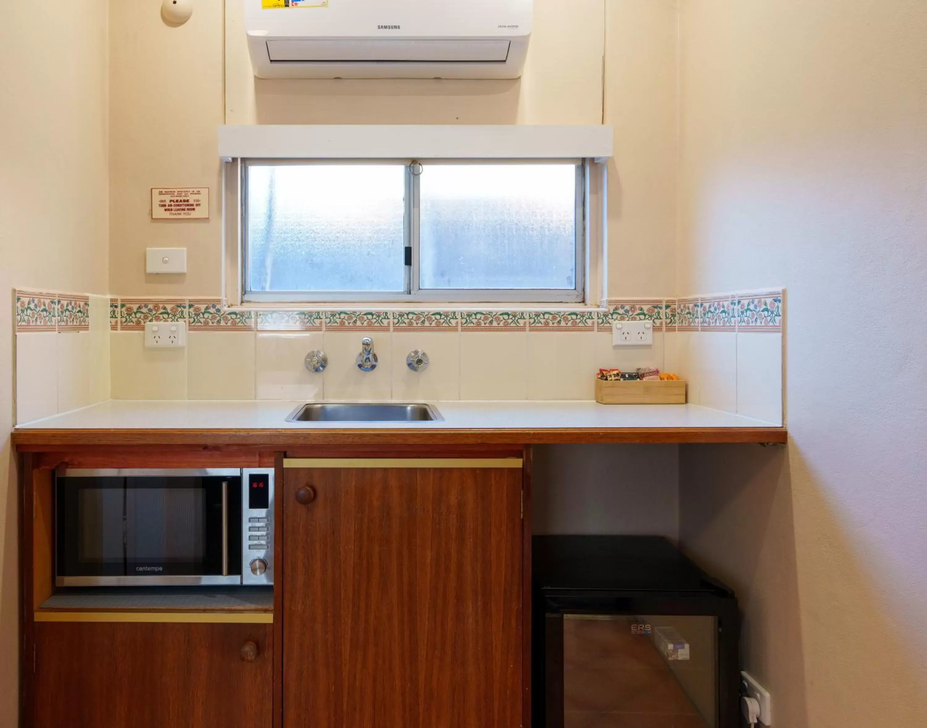 minibar, Bathroom in Katoomba Town Centre Motel