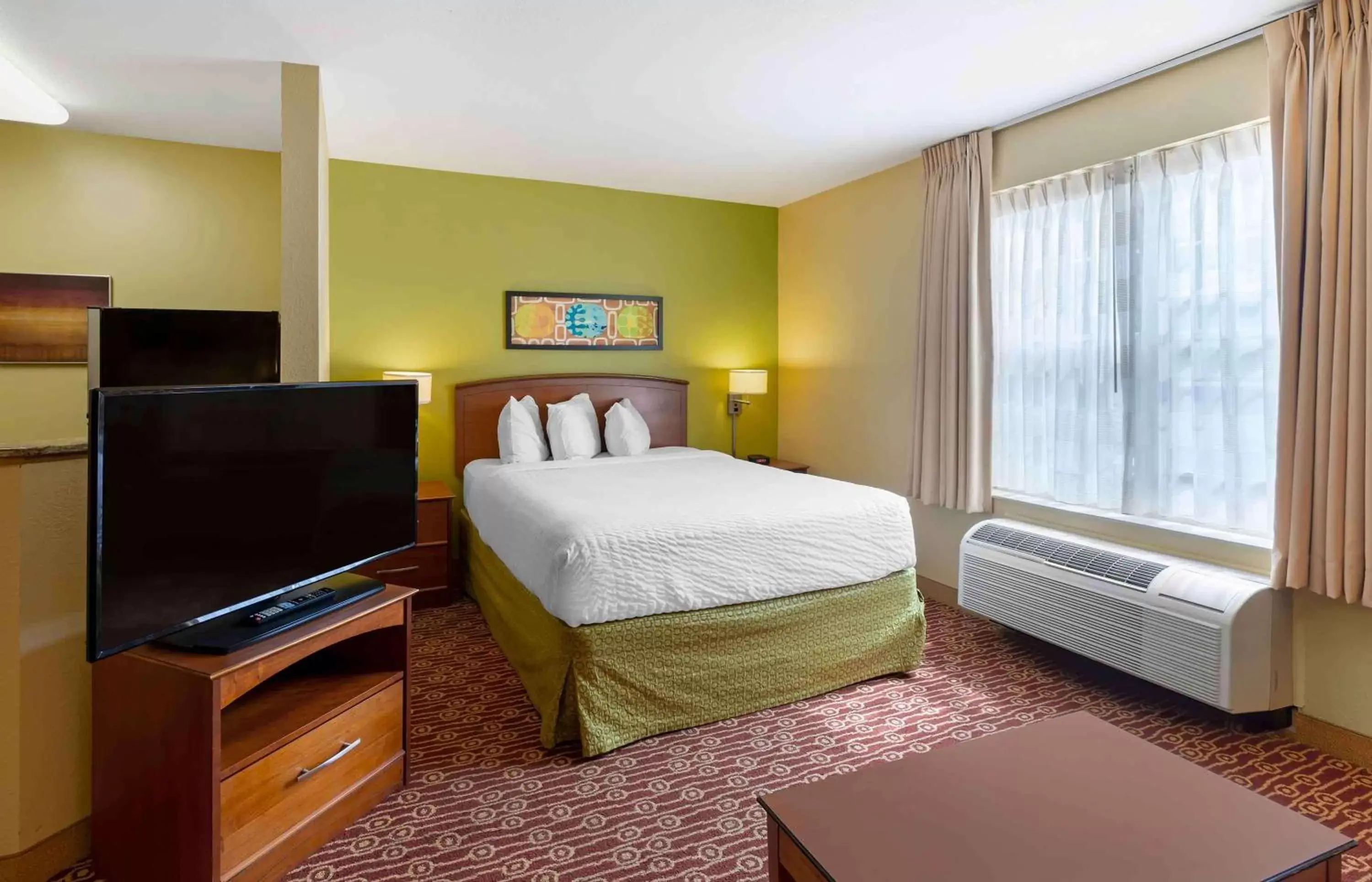 Bedroom, Bed in Extended Stay America Suites - Richmond - Glen Allen - Short Pump