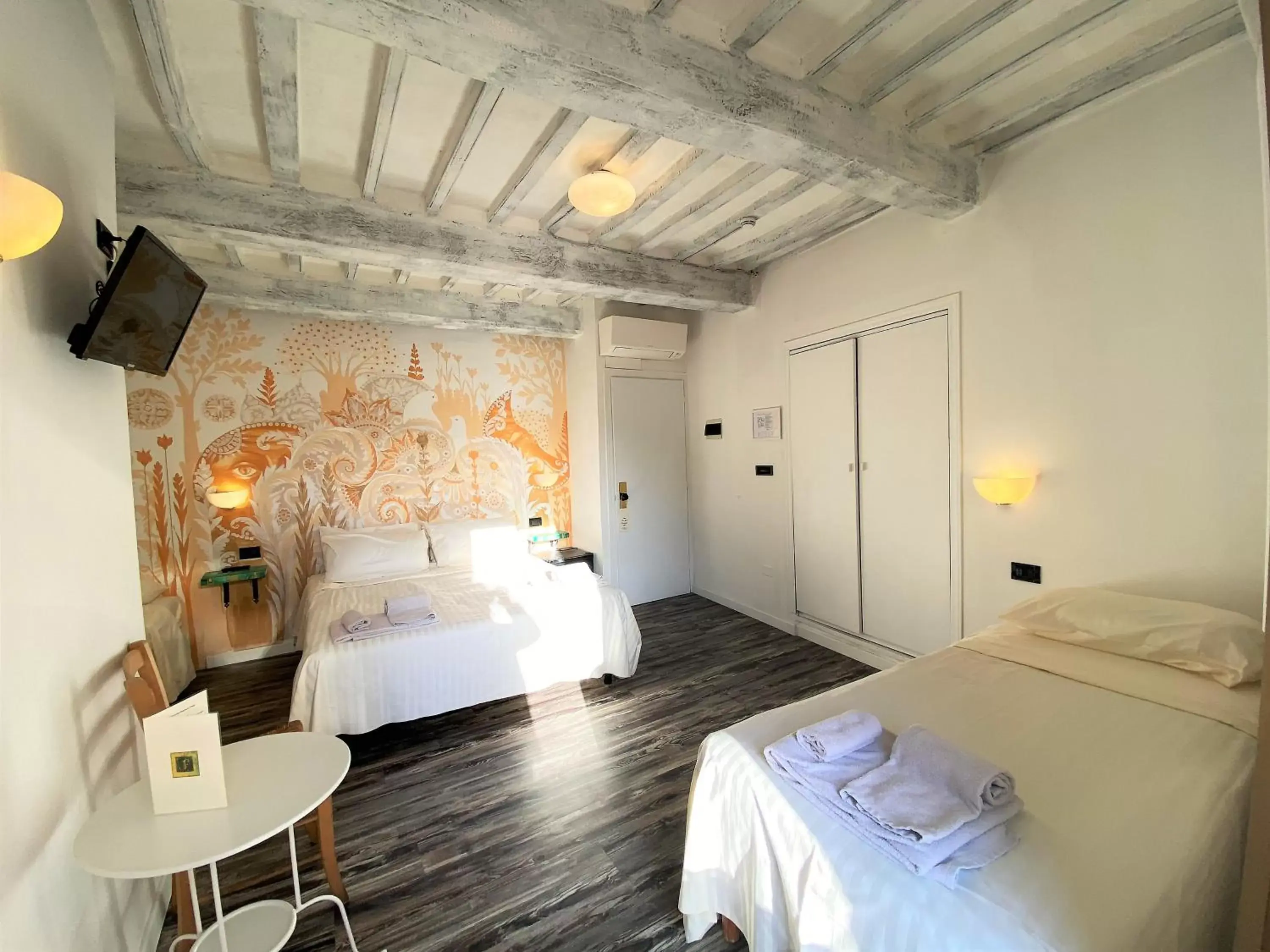 Photo of the whole room, Bed in Hotel San Francesco e il lupo