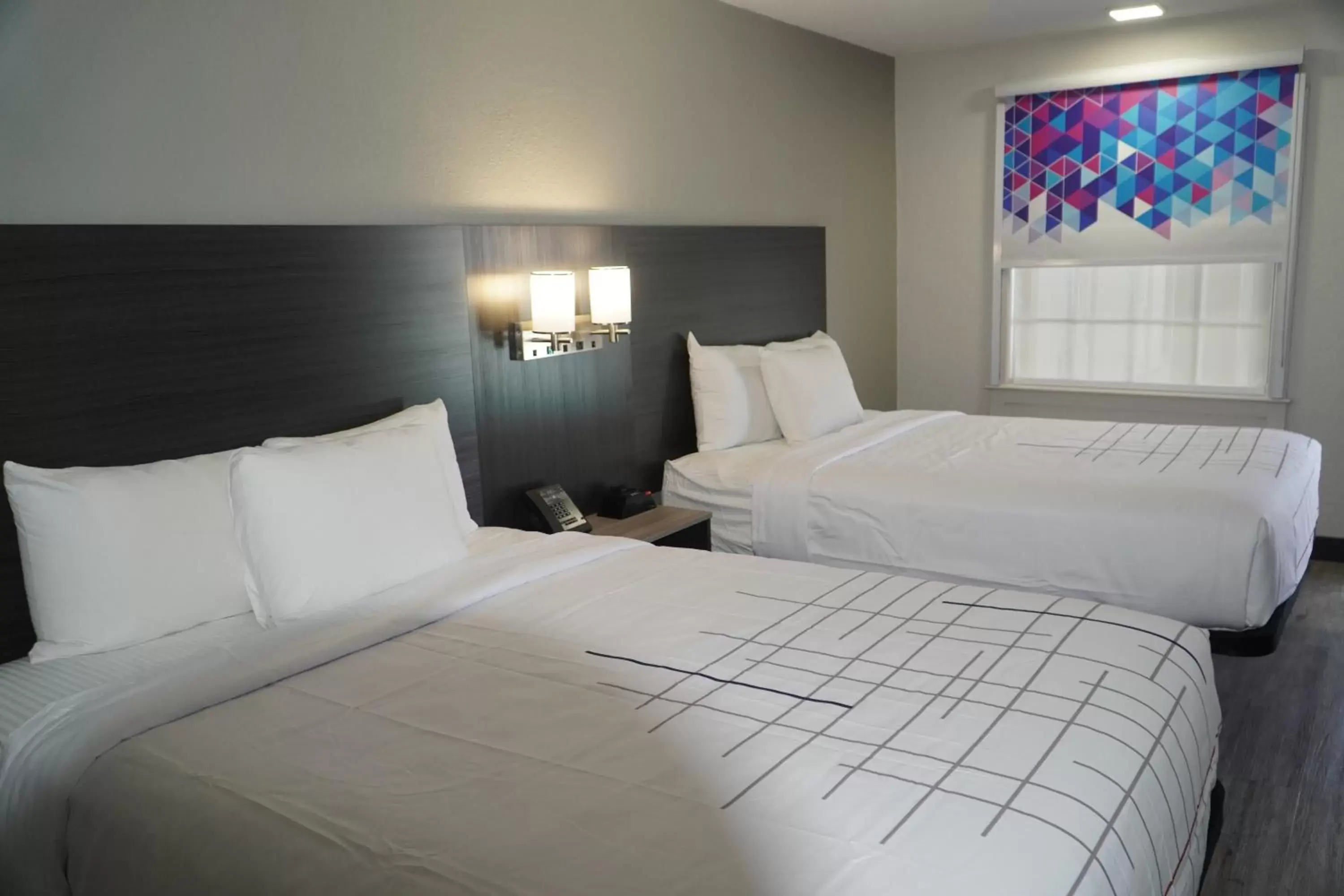 Bed in La Quinta Inn by Wyndham Dallas Uptown