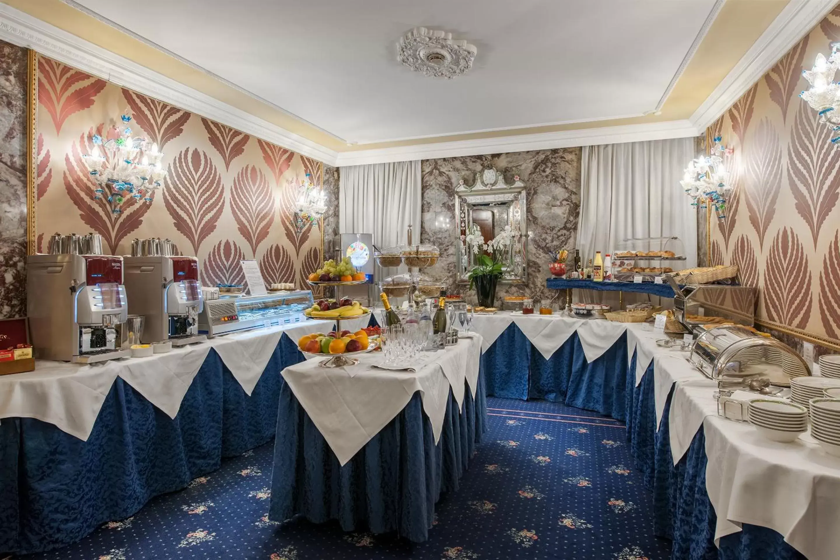 Restaurant/Places to Eat in Hotel Montecarlo