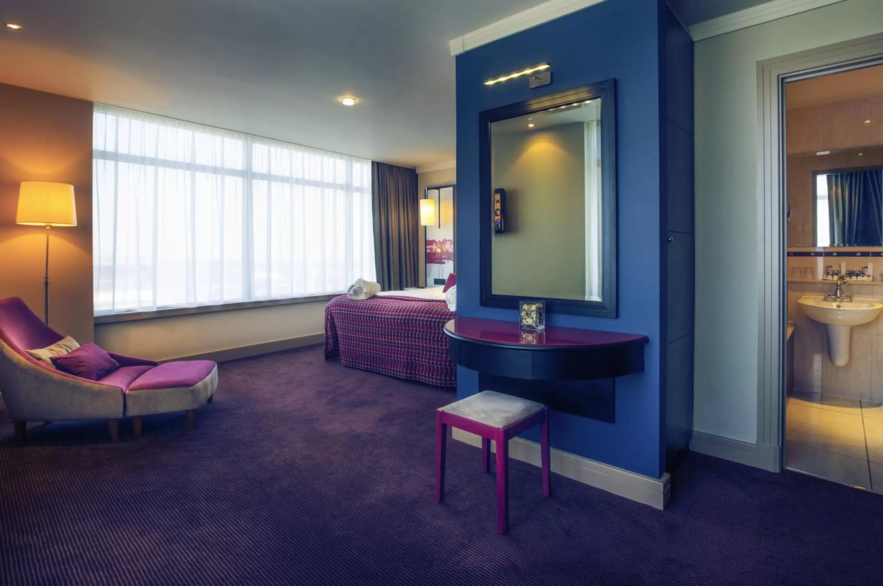 Bedroom, Seating Area in Mercure Cardiff Holland House Hotel & Spa